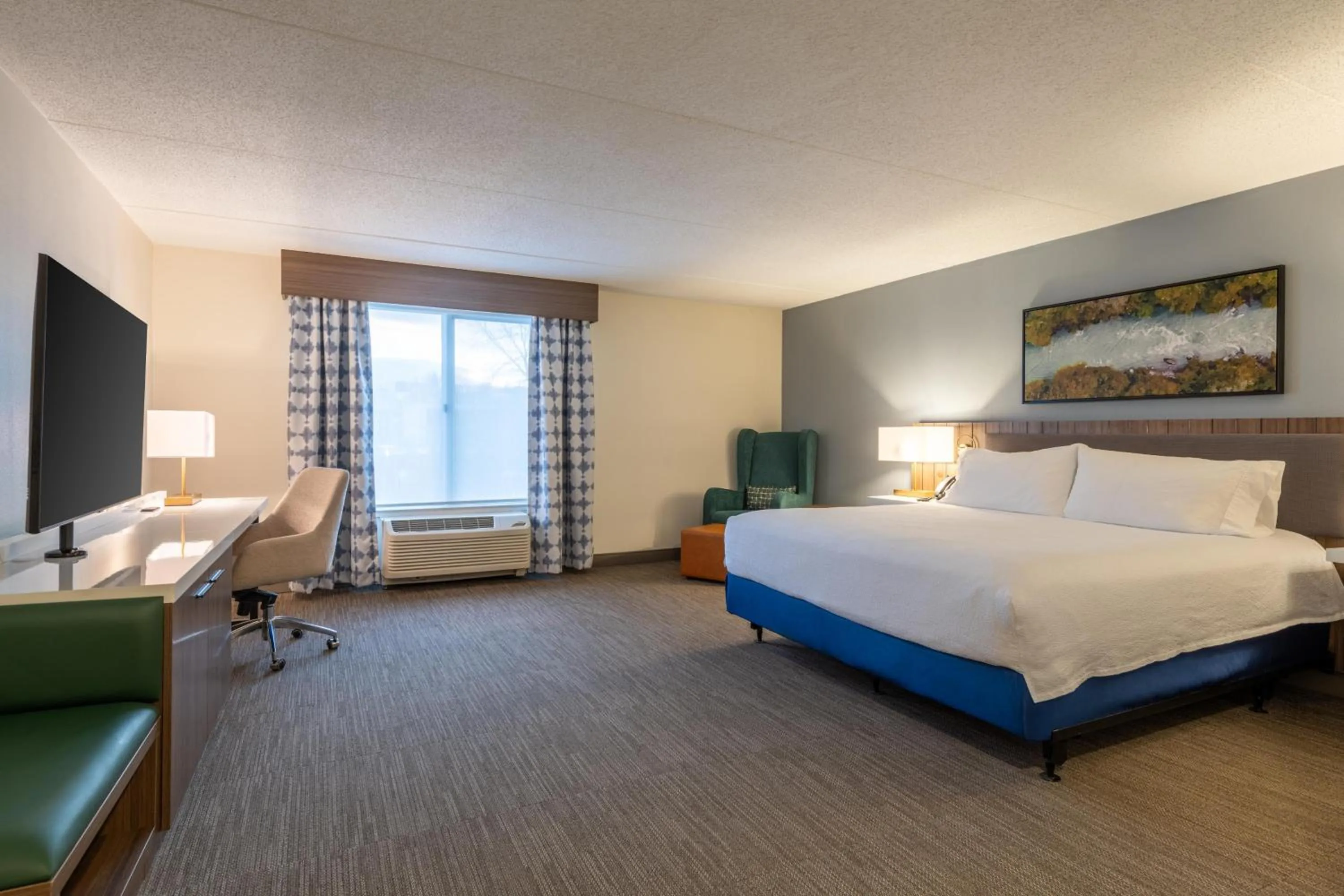 Bed in Hilton Garden Inn Auburn Riverwatch