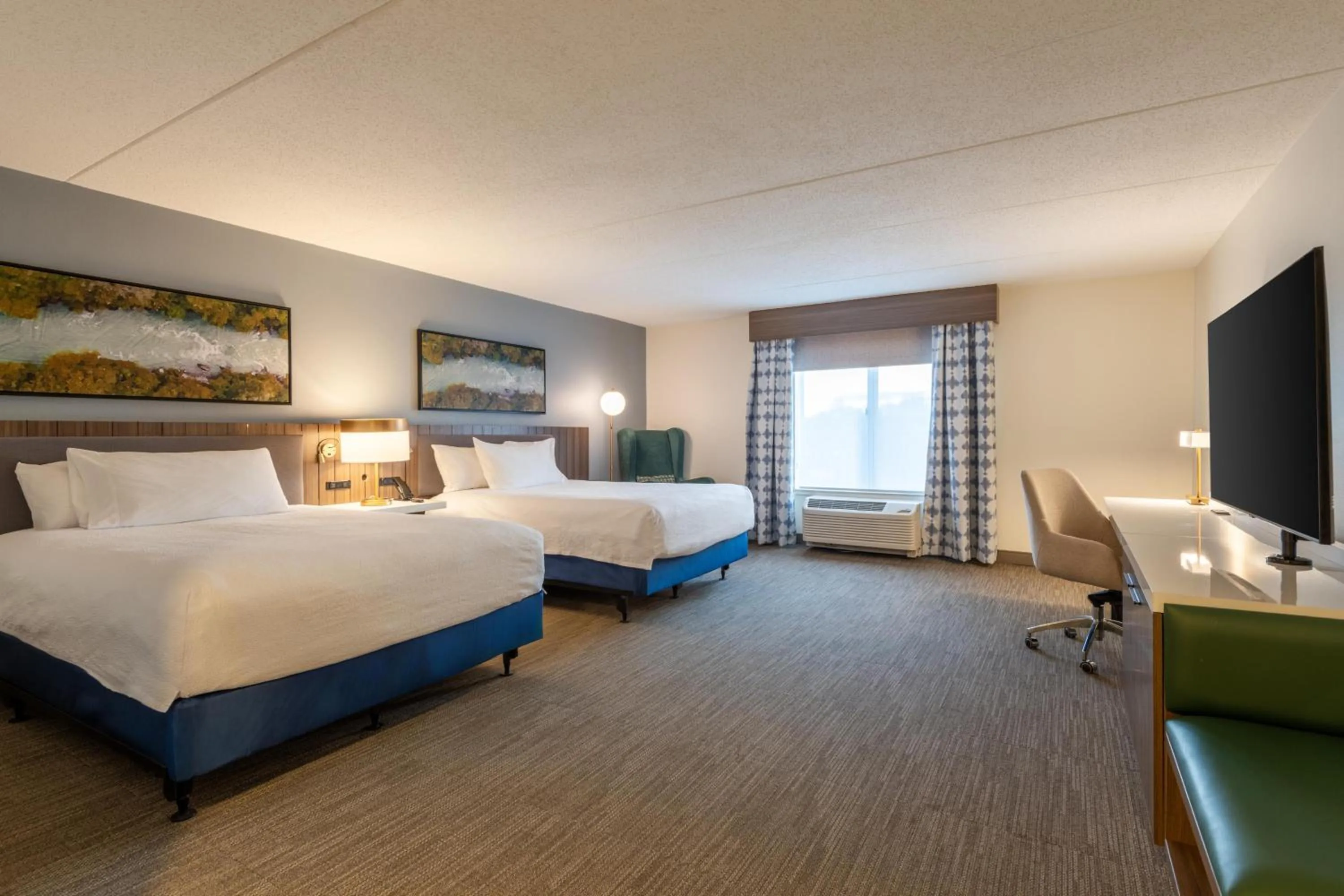 Bed in Hilton Garden Inn Auburn Riverwatch