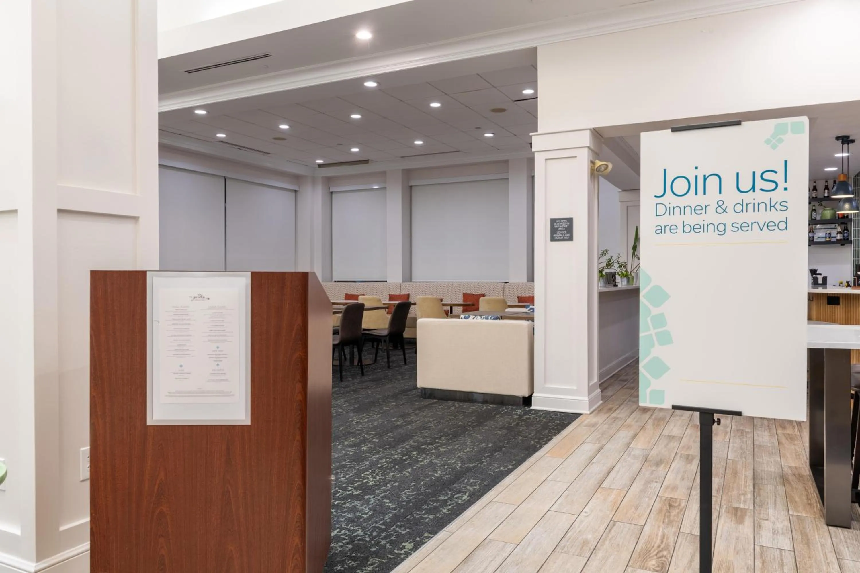 Dining area in Hilton Garden Inn Auburn Riverwatch