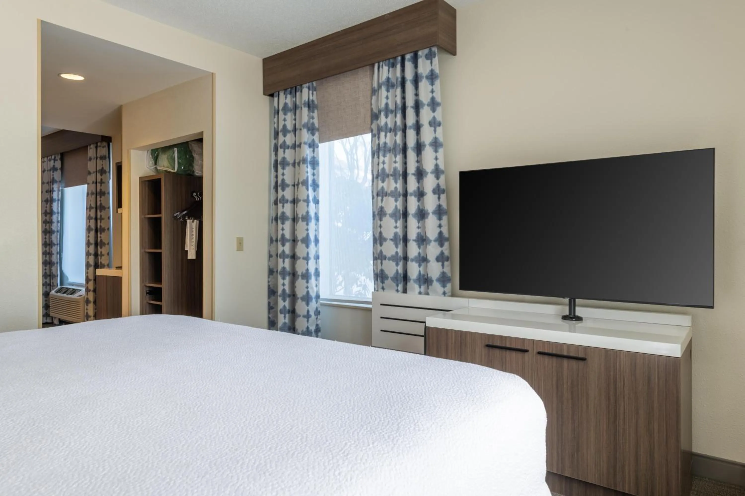 Bed in Hilton Garden Inn Auburn Riverwatch