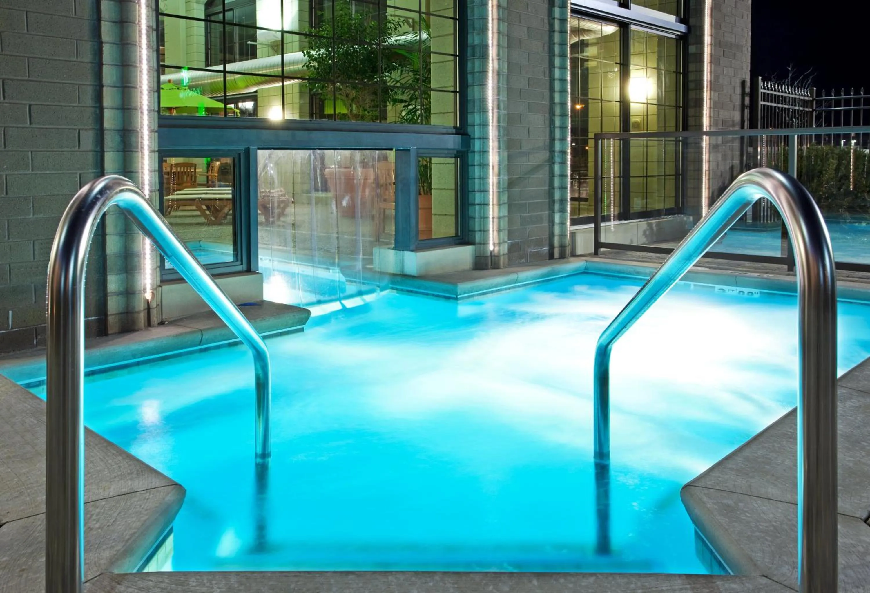 Swimming pool in Holiday Inn Midland by IHG