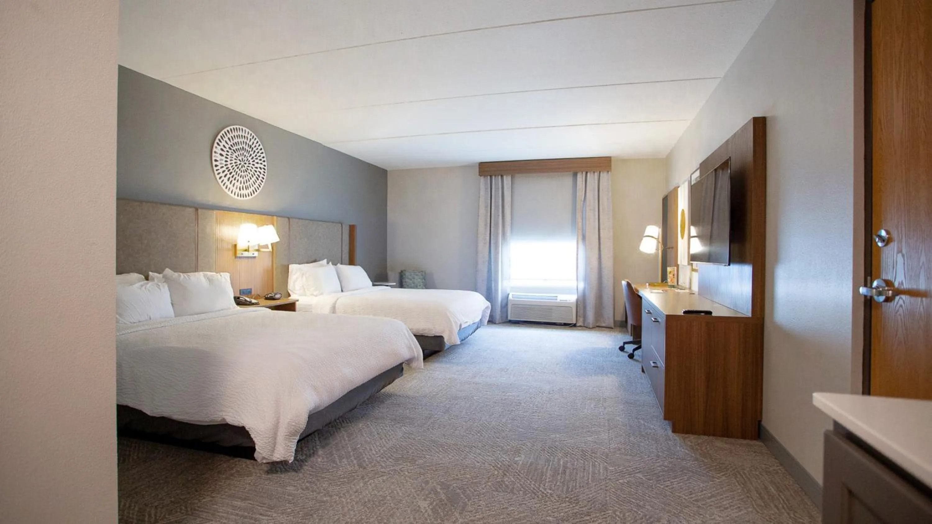 Photo of the whole room, Bed in Holiday Inn Midland by IHG