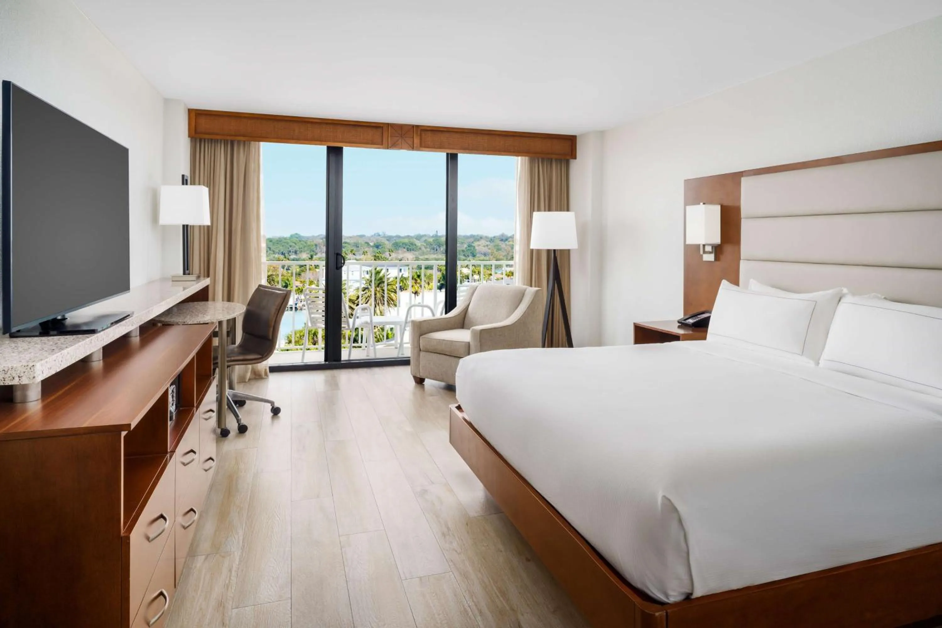 Bed in DoubleTree Beach Resort by Hilton Tampa Bay – North Redington Beach