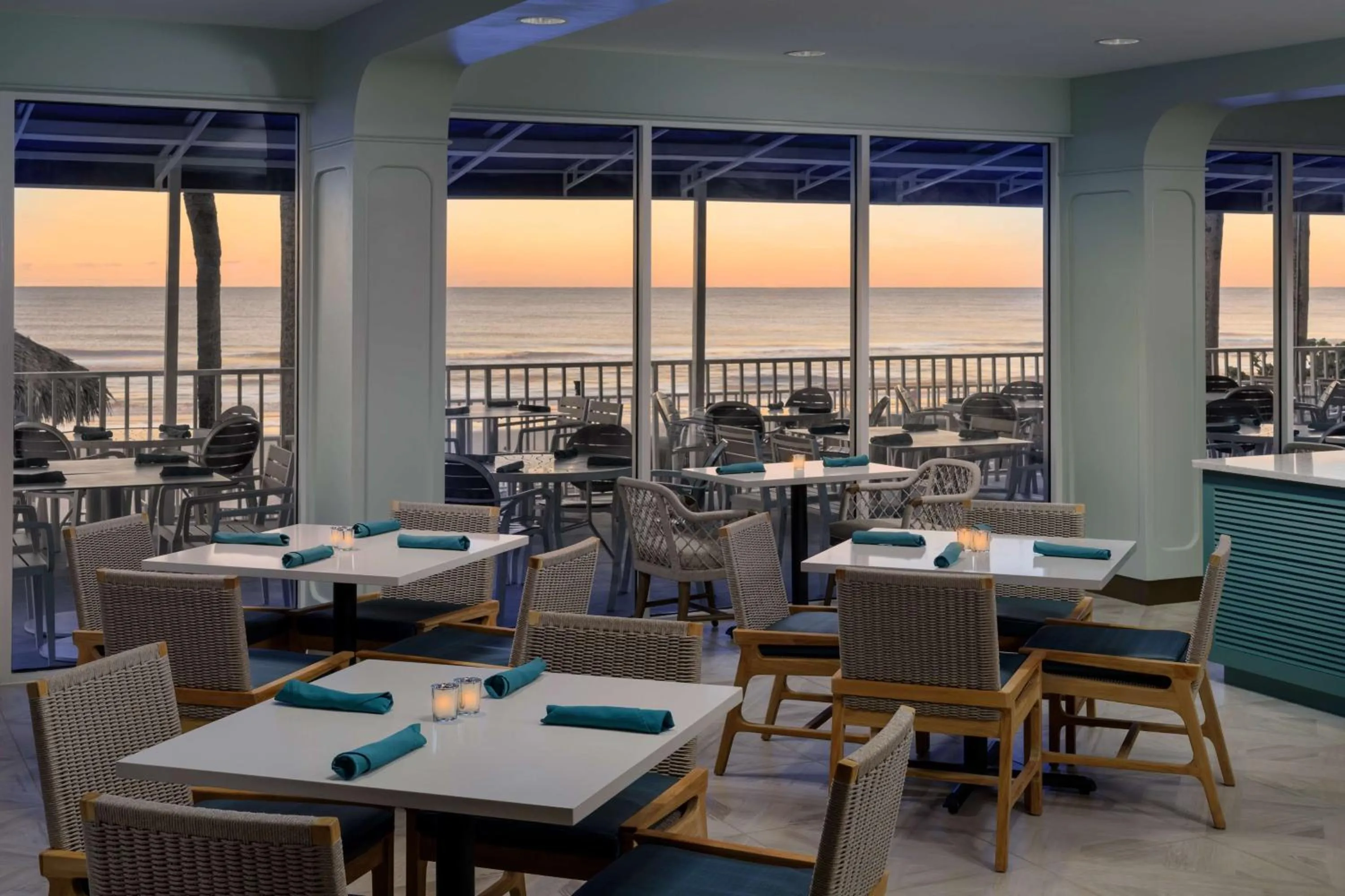 Restaurant/places to eat in DoubleTree Beach Resort by Hilton Tampa Bay – North Redington Beach