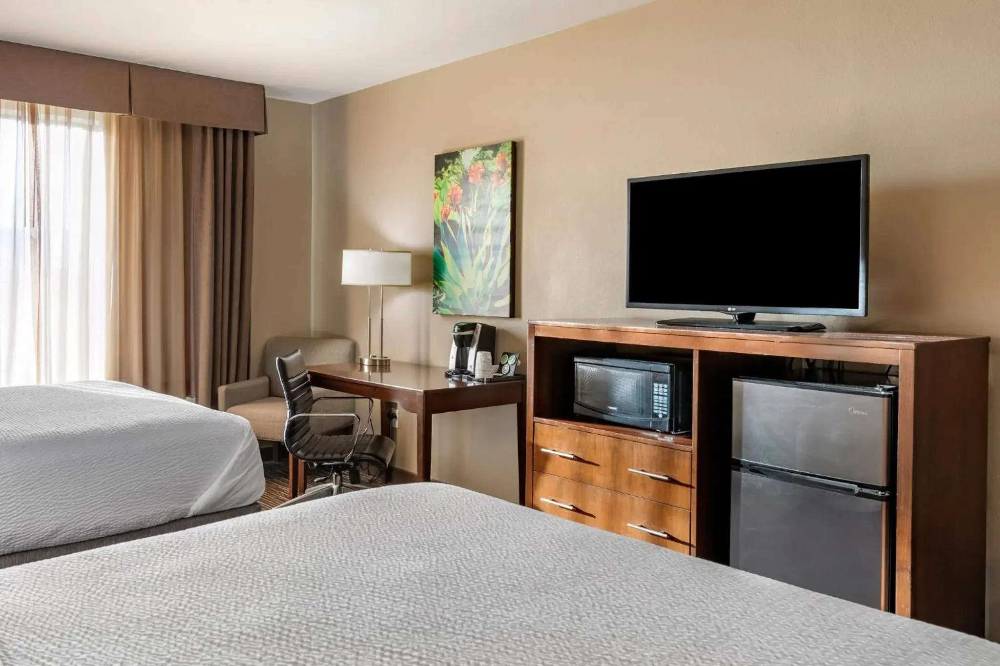 Standard Queen Room with Two Queen Beds and Transfer Shower - Mobility Access in Holiday Inn Express & Suites Indio - Coachella Valley by IHG Standard Queen Room with Two Queen Beds and Transfer Shower - Mobility Access in Holiday Inn Express & Suites Indio - Coachella Valley by IHG