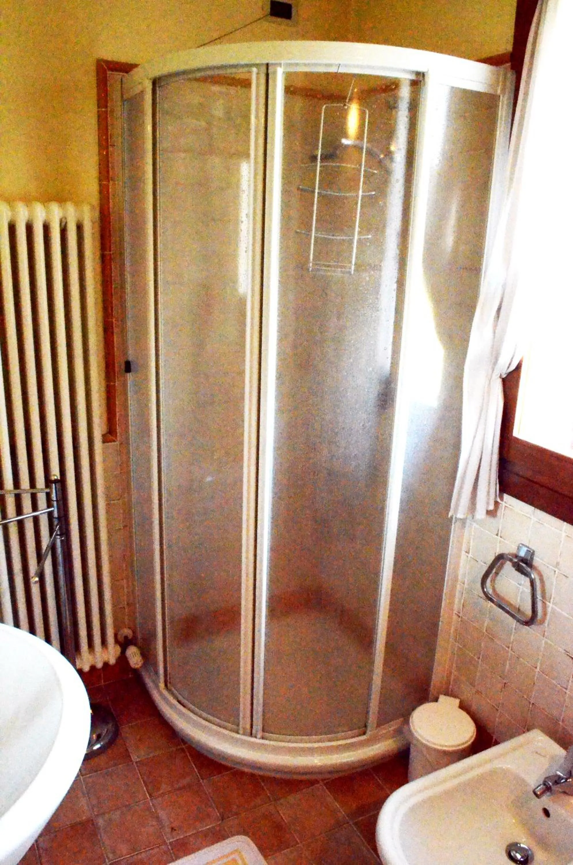 Bathroom in agriturismo Cà Roer