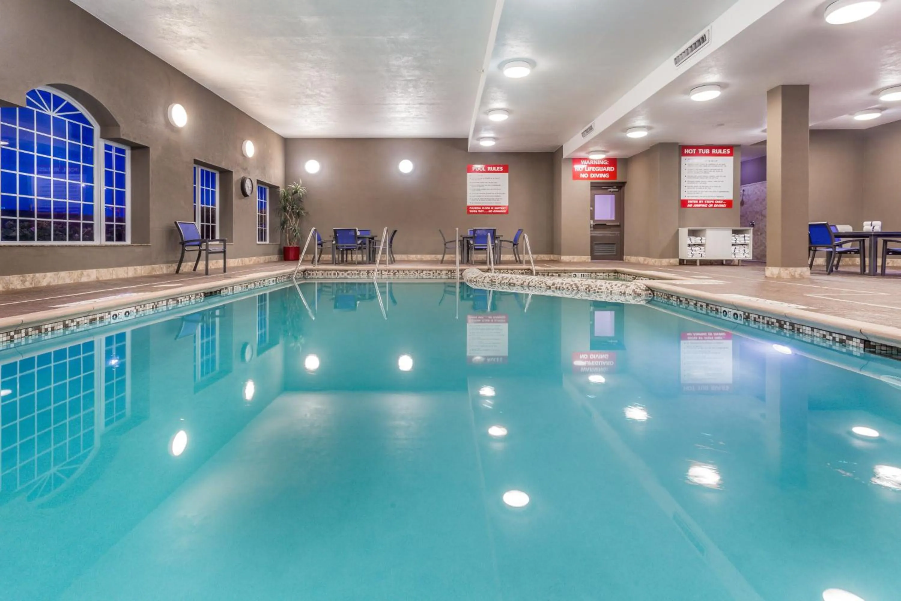 Swimming pool in Holiday Inn Express Hotel & Suites Eau Claire North by IHG