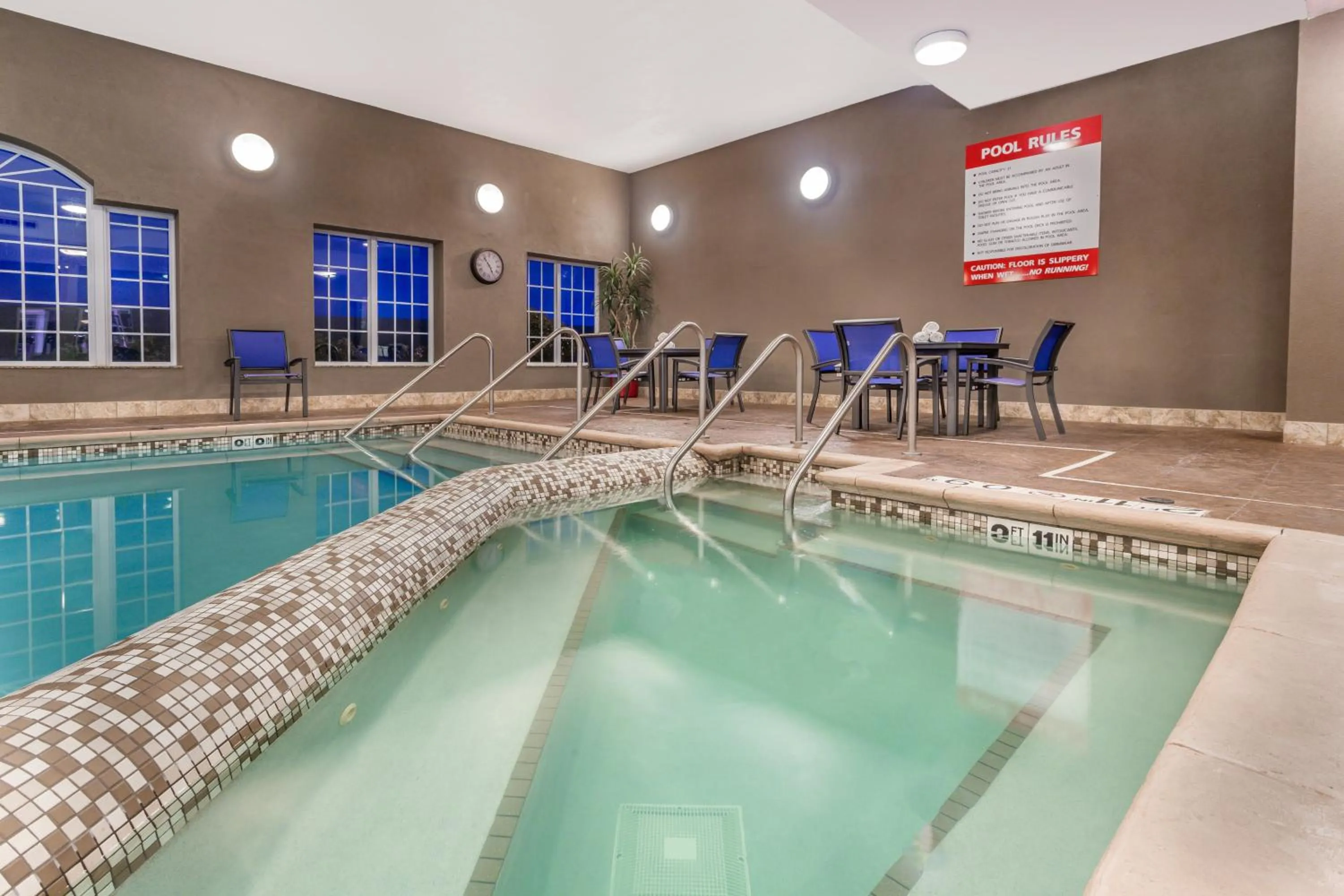 Swimming pool in Holiday Inn Express Hotel & Suites Eau Claire North by IHG