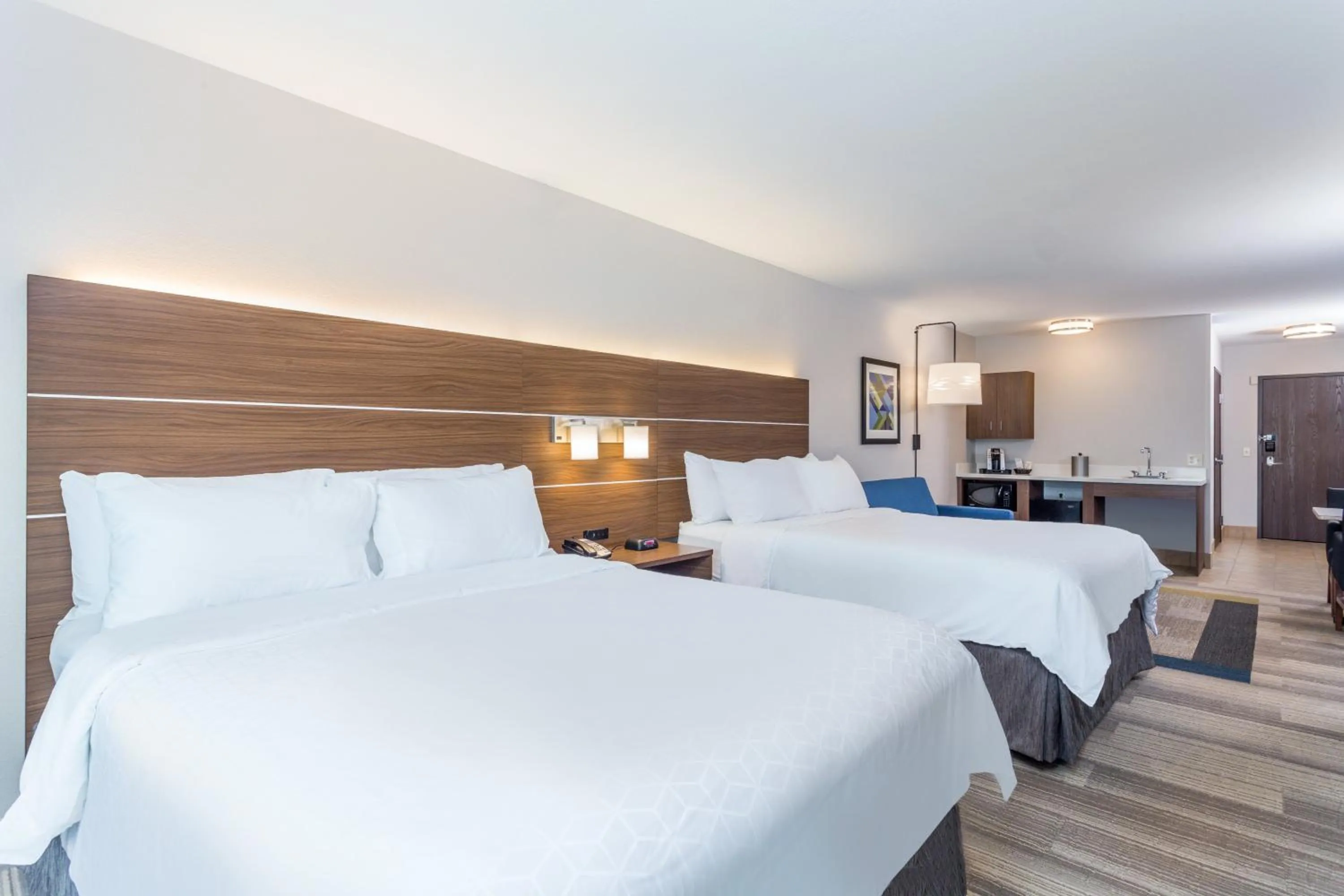 Photo of the whole room, Bed in Holiday Inn Express Hotel & Suites Eau Claire North by IHG