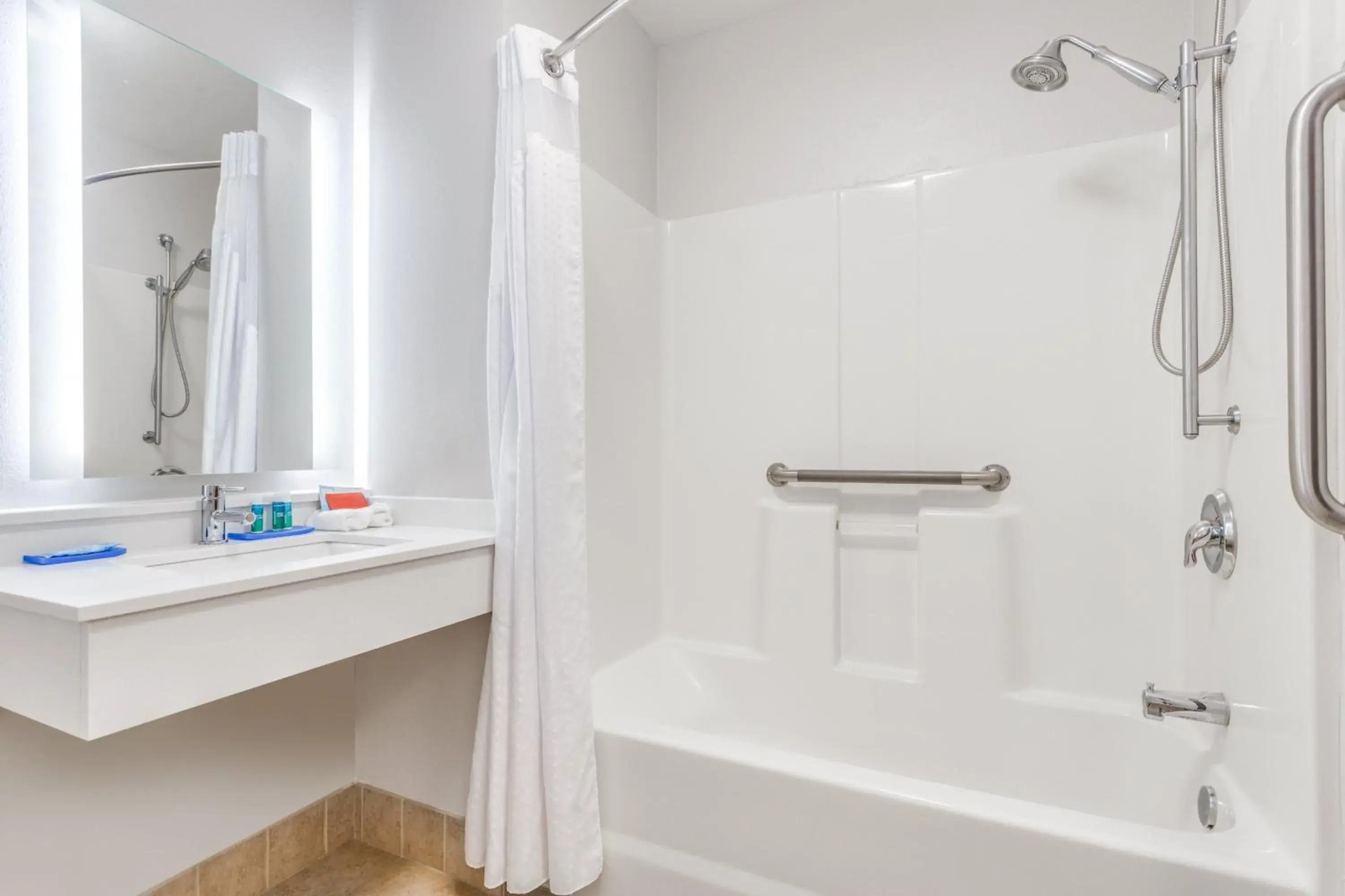 King Room - Mobility Access/Hearing Accessible in Holiday Inn Express Hotel & Suites Eau Claire North by IHG King Room - Mobility Access/Hearing Accessible in Holiday Inn Express Hotel & Suites Eau Claire North by IHG