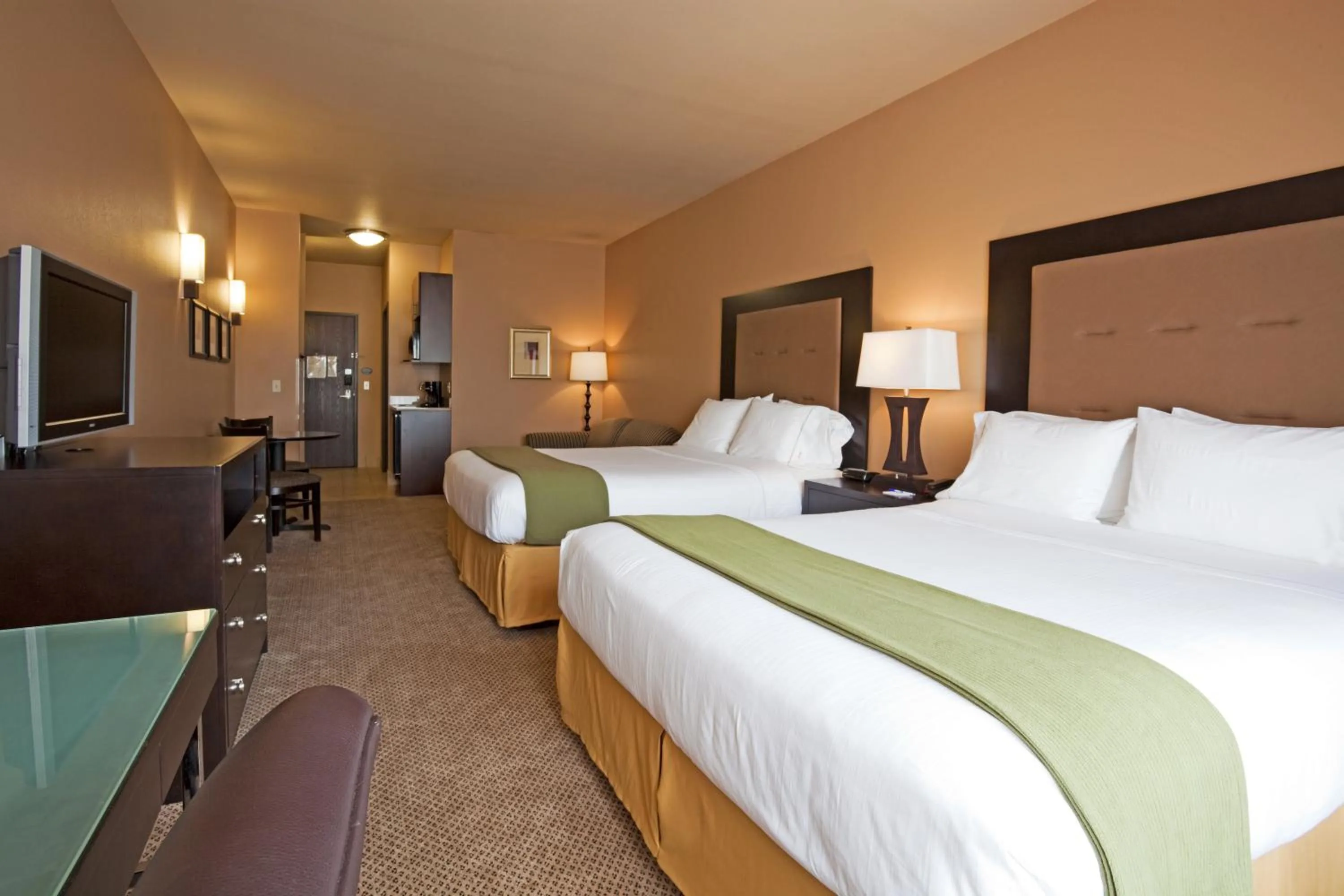 Photo of the whole room, Bed in Holiday Inn Express Hotel & Suites Eau Claire North by IHG