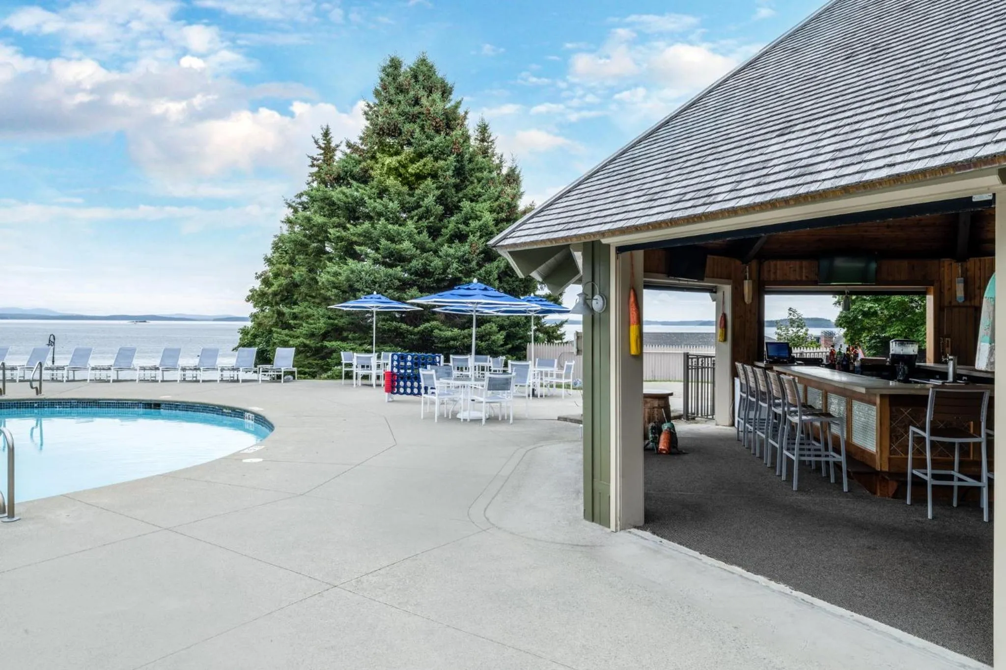 Restaurant/places to eat in Holiday Inn Bar Harbor Regency Hotel by IHG