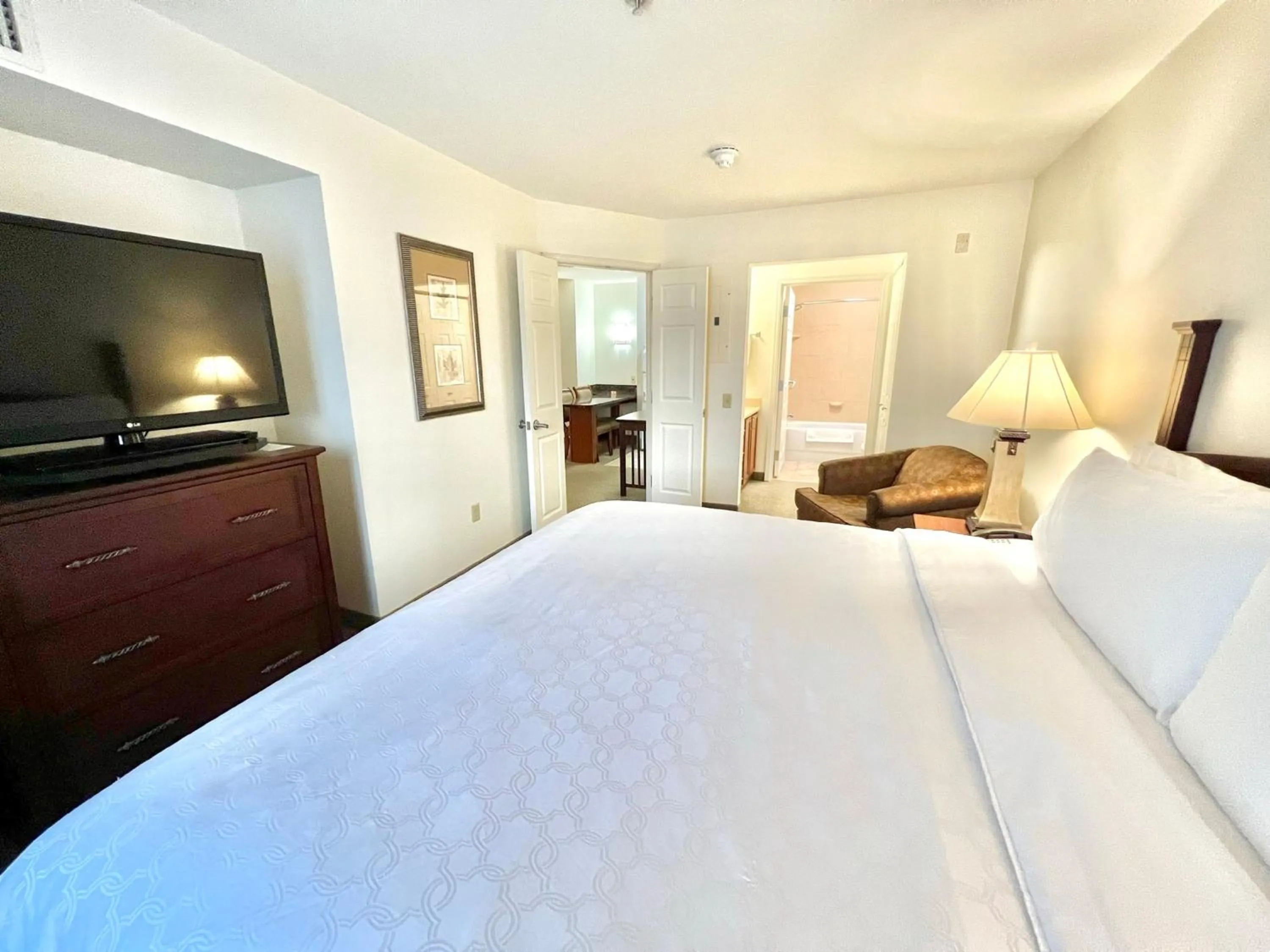 Photo of the whole room, Bed in Staybridge Suites Detroit-Novi by IHG