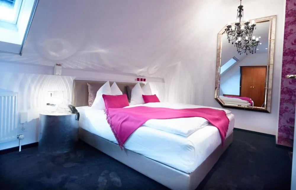 Photo of the whole room, Bed in Ressmann`s Residence