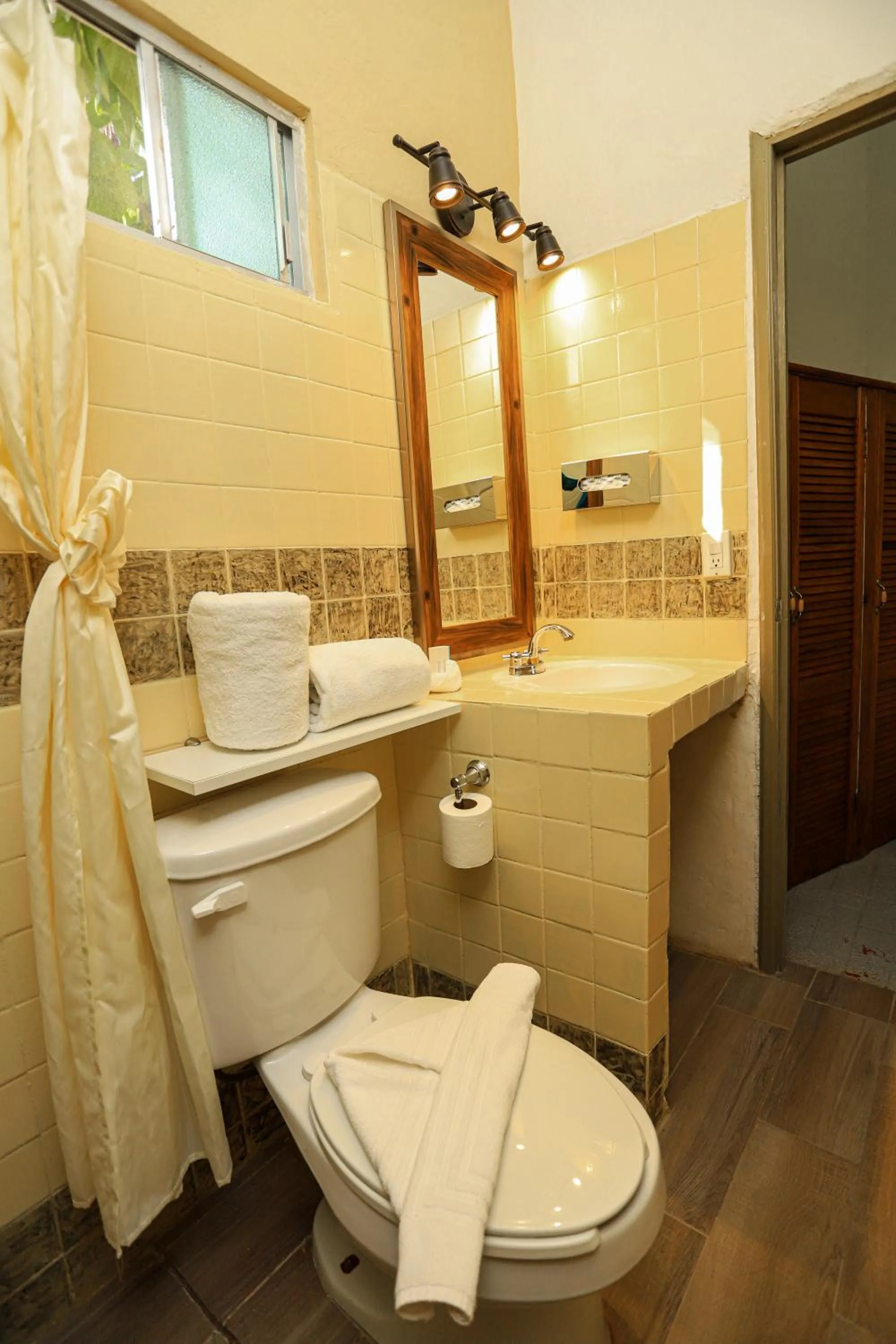 Bathroom in Buena Vista Oceanfront & Hot Springs Resort