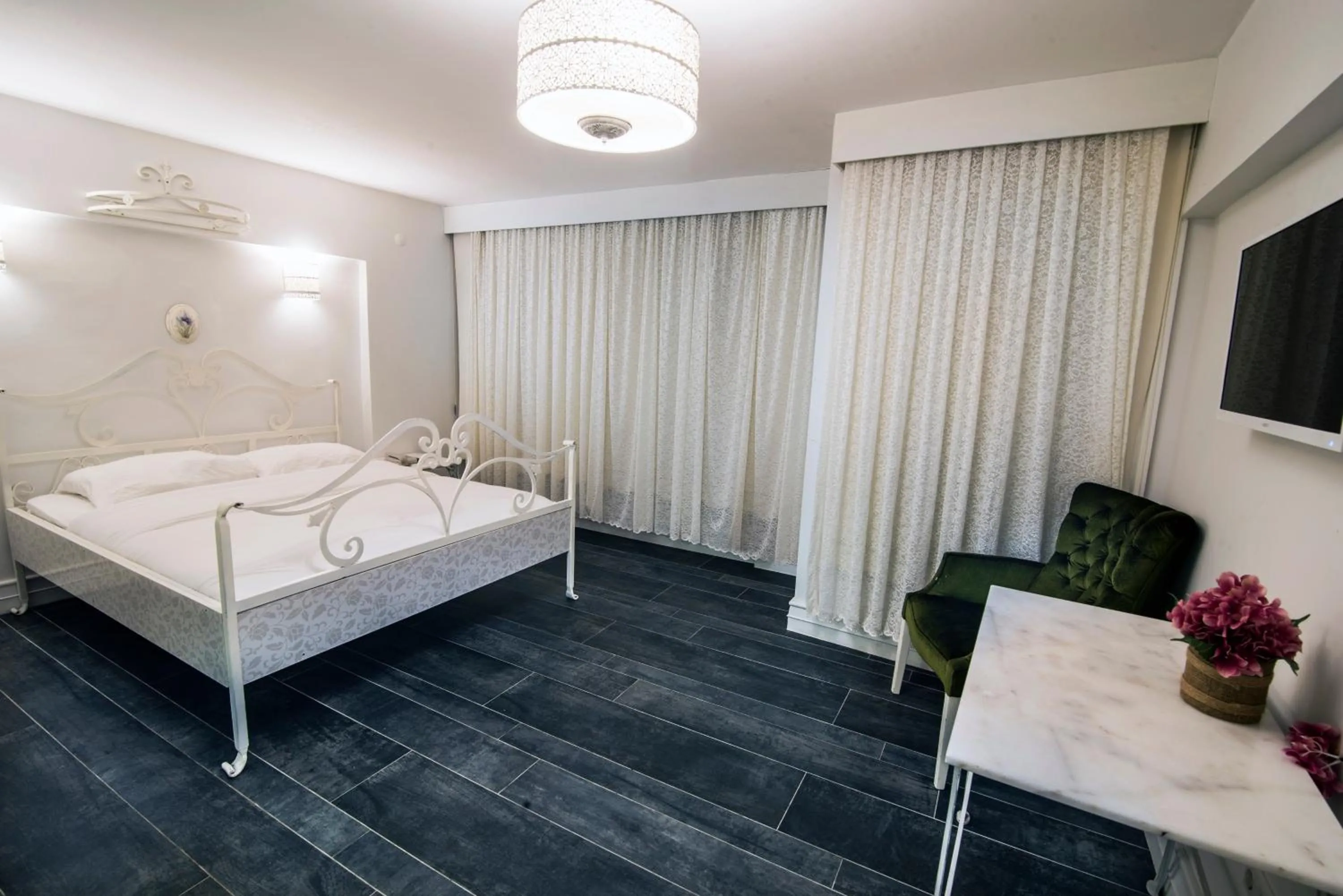 Photo of the whole room in Büyükada Port Hotel