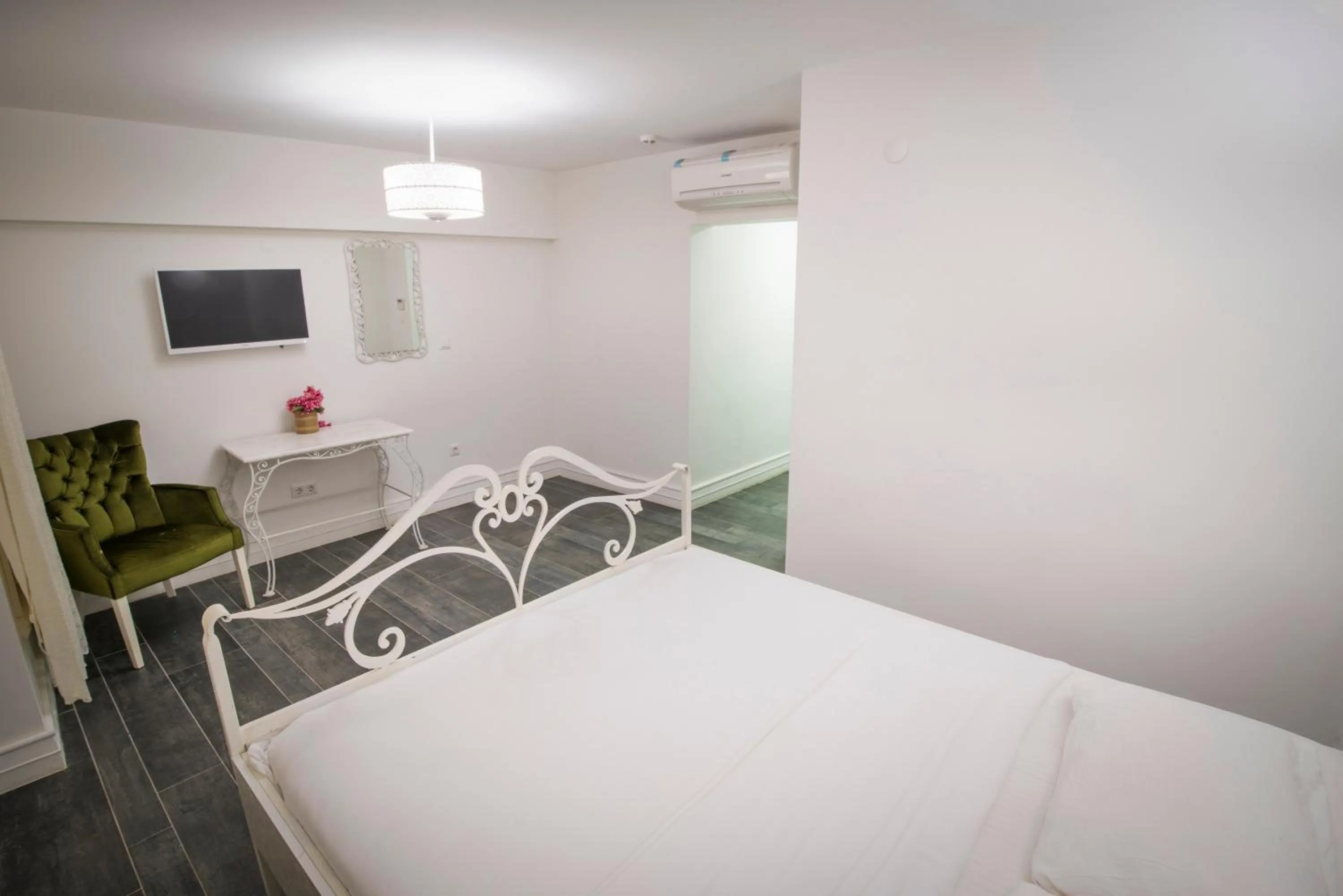 Photo of the whole room in Büyükada Port Hotel