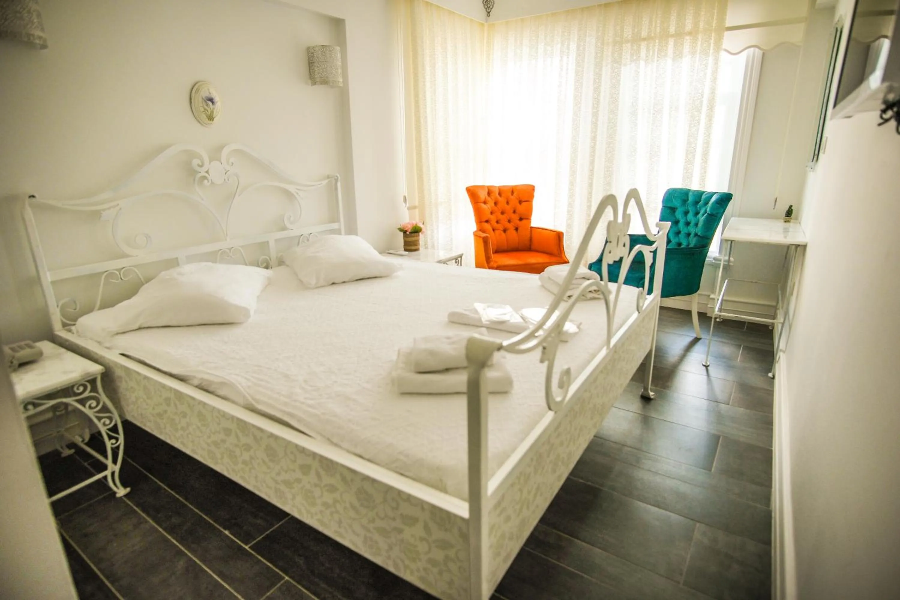 Photo of the whole room in Büyükada Port Hotel