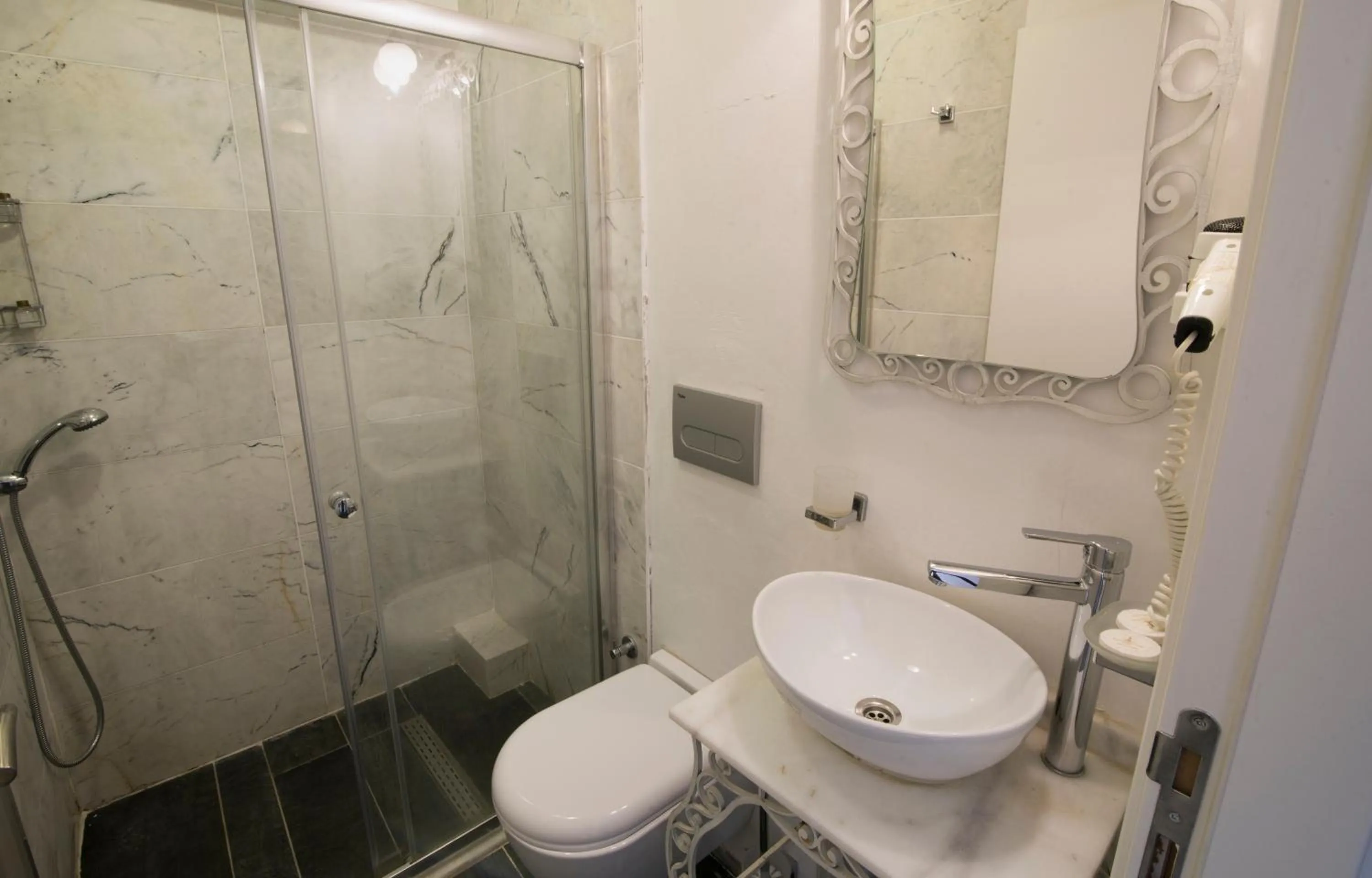 Bathroom in Büyükada Port Hotel