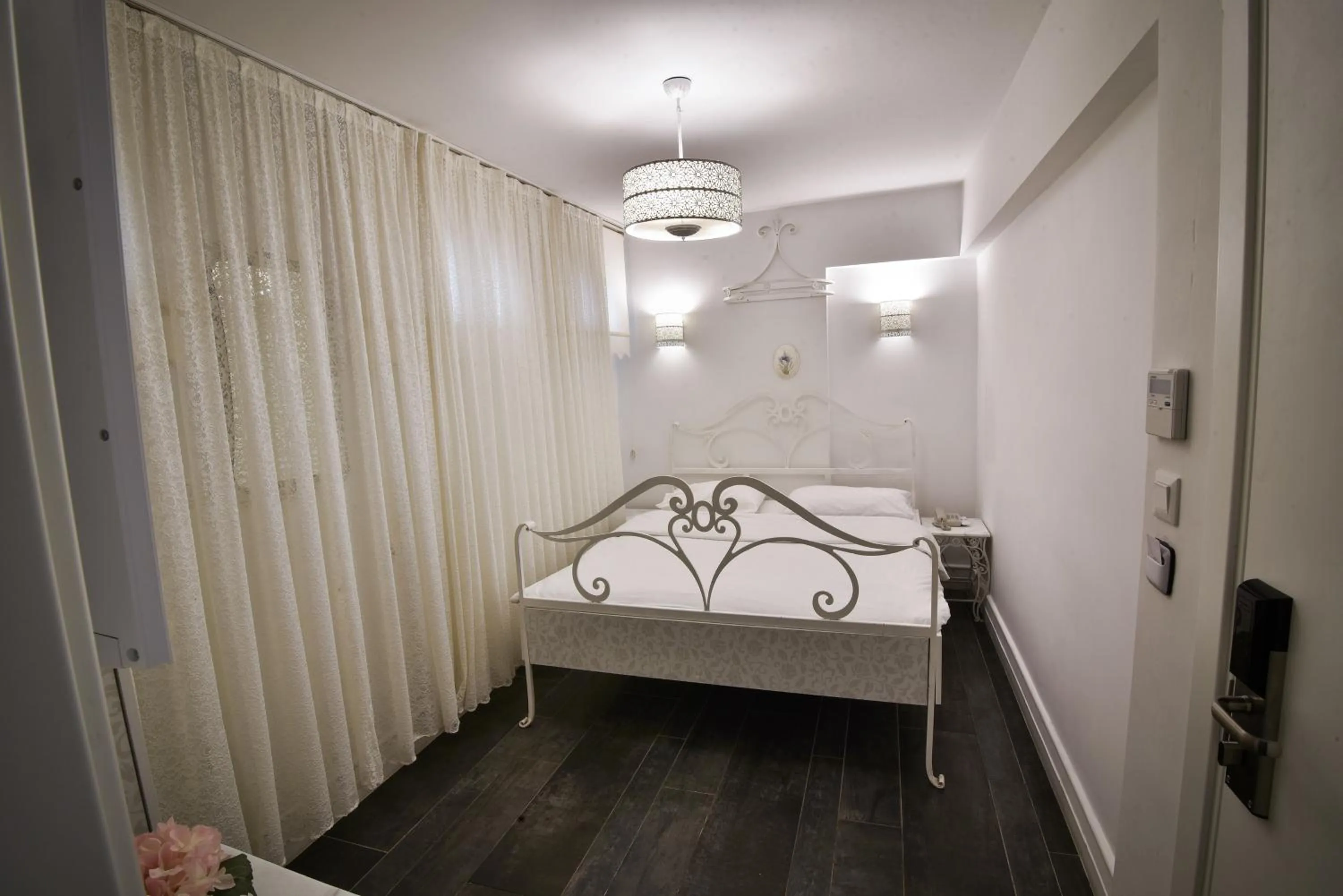 Photo of the whole room in Büyükada Port Hotel