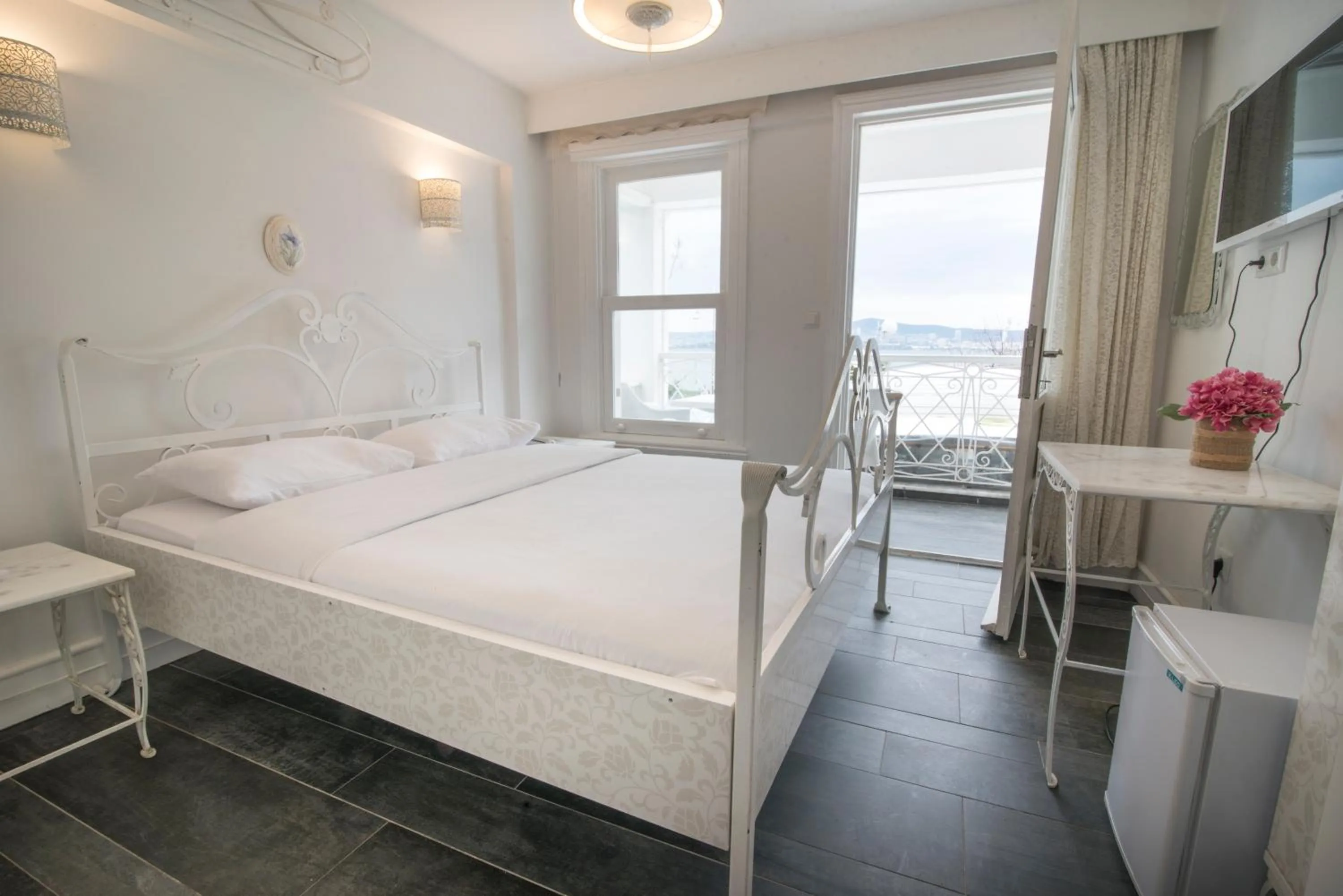 Photo of the whole room in Büyükada Port Hotel