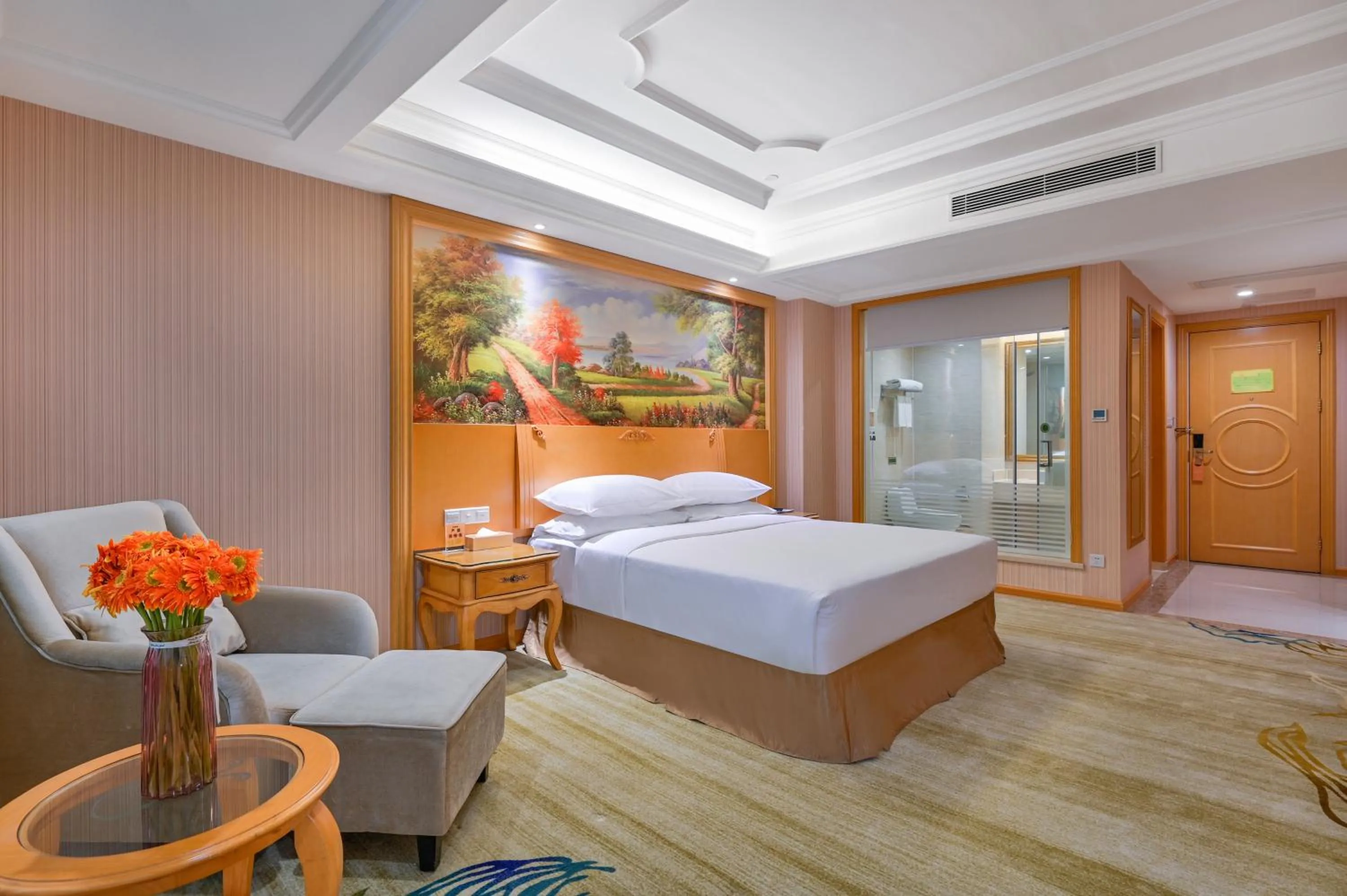 Bed in Vienna International Hotel Guangzhou Baiyun International Conference Center