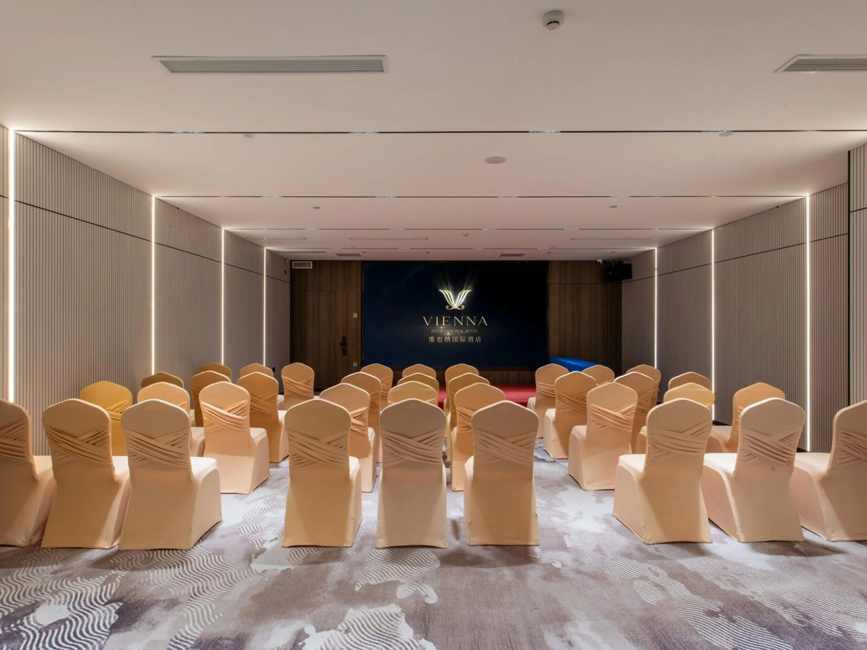 Meeting/conference room in Vienna International Hotel Guangzhou Baiyun International Conference Center