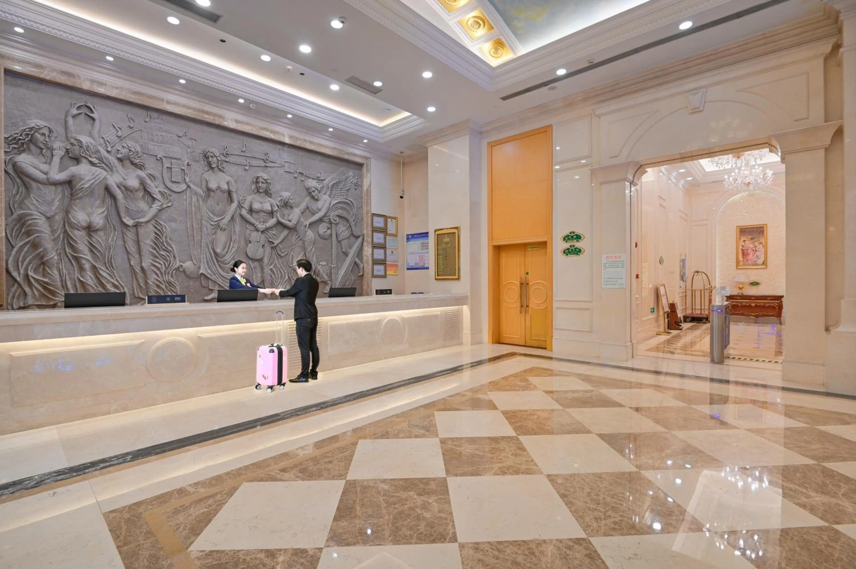 Lobby or reception in Vienna International Hotel Guangzhou Baiyun International Conference Center