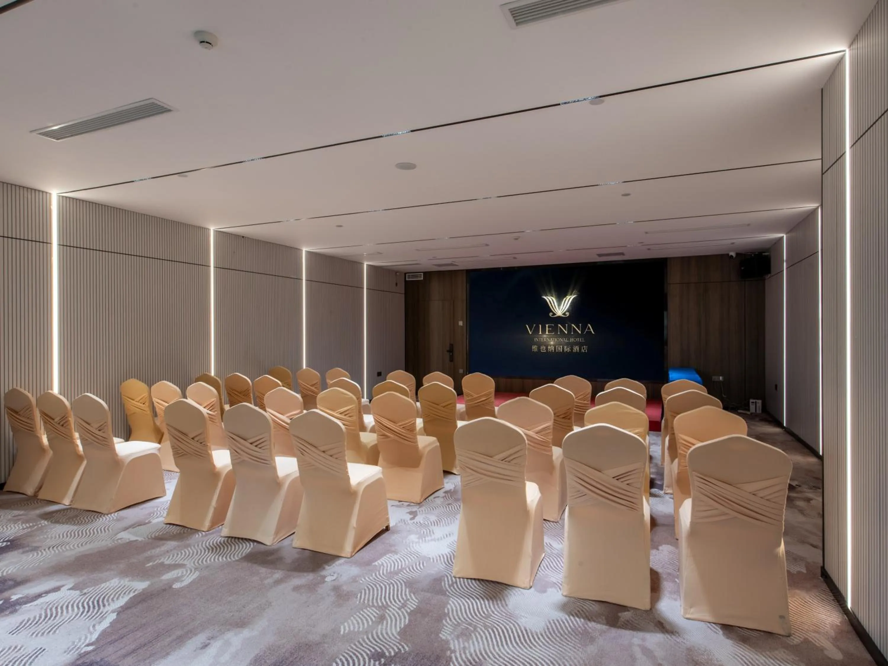 Meeting/conference room in Vienna International Hotel Guangzhou Baiyun International Conference Center