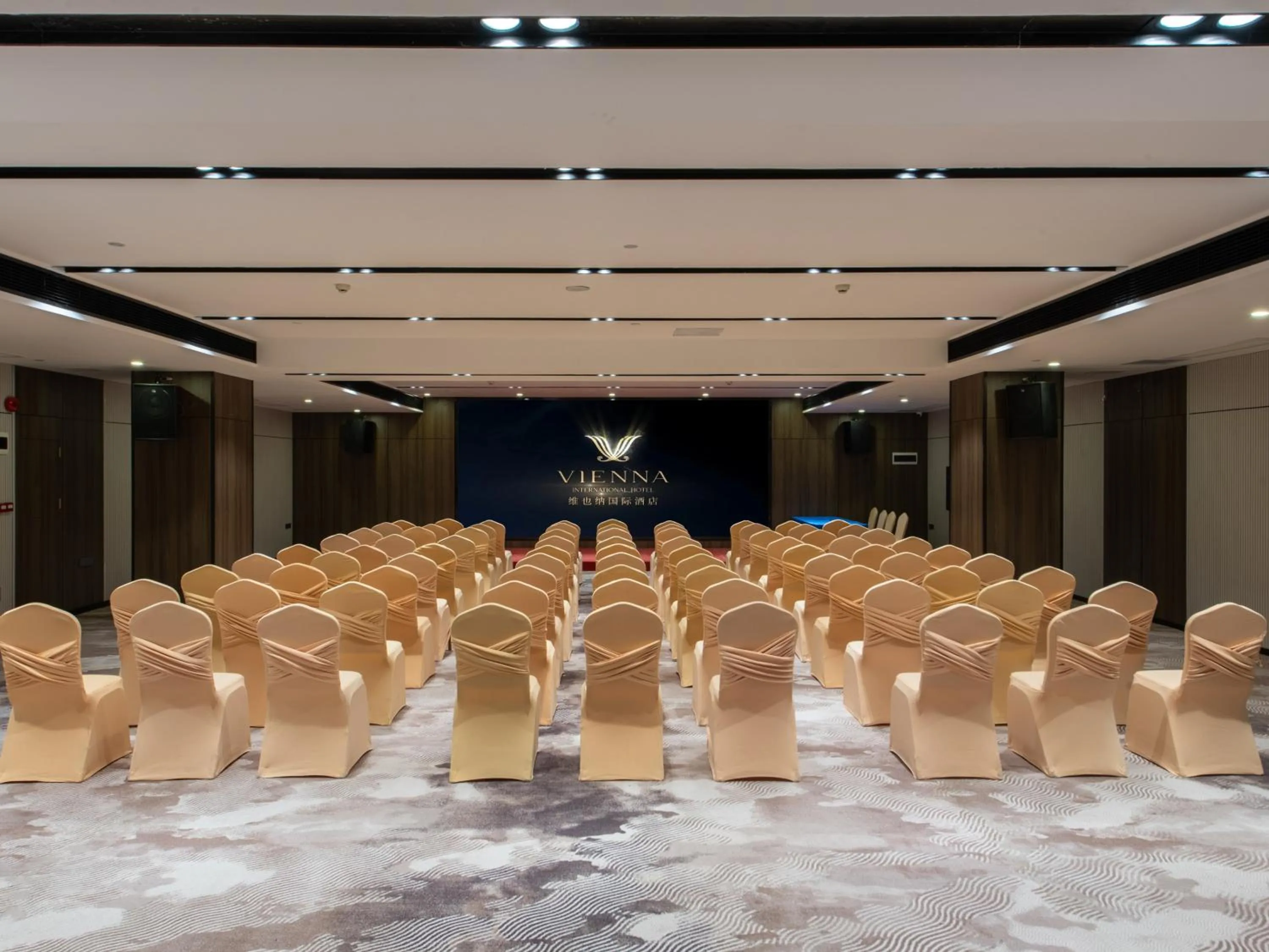 Meeting/conference room in Vienna International Hotel Guangzhou Baiyun International Conference Center