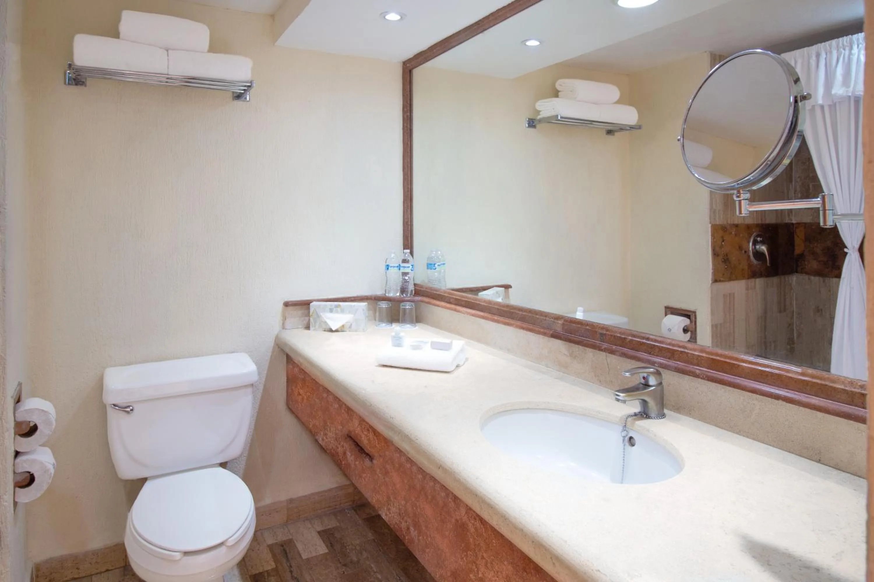 Toilet in Plaza Pelicanos Grand Beach Resort All Inclusive