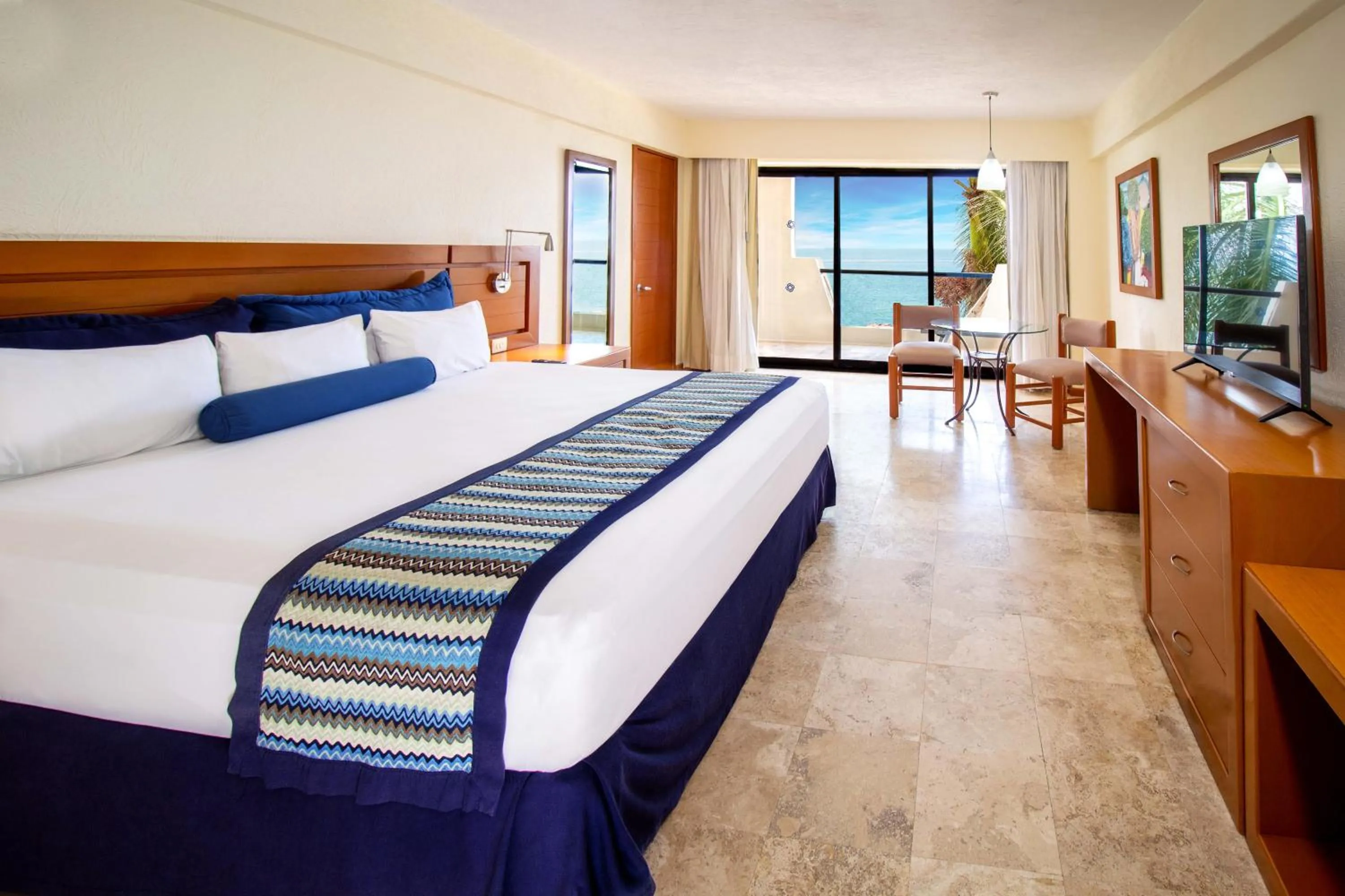 TV and multimedia, Bed in Plaza Pelicanos Grand Beach Resort All Inclusive