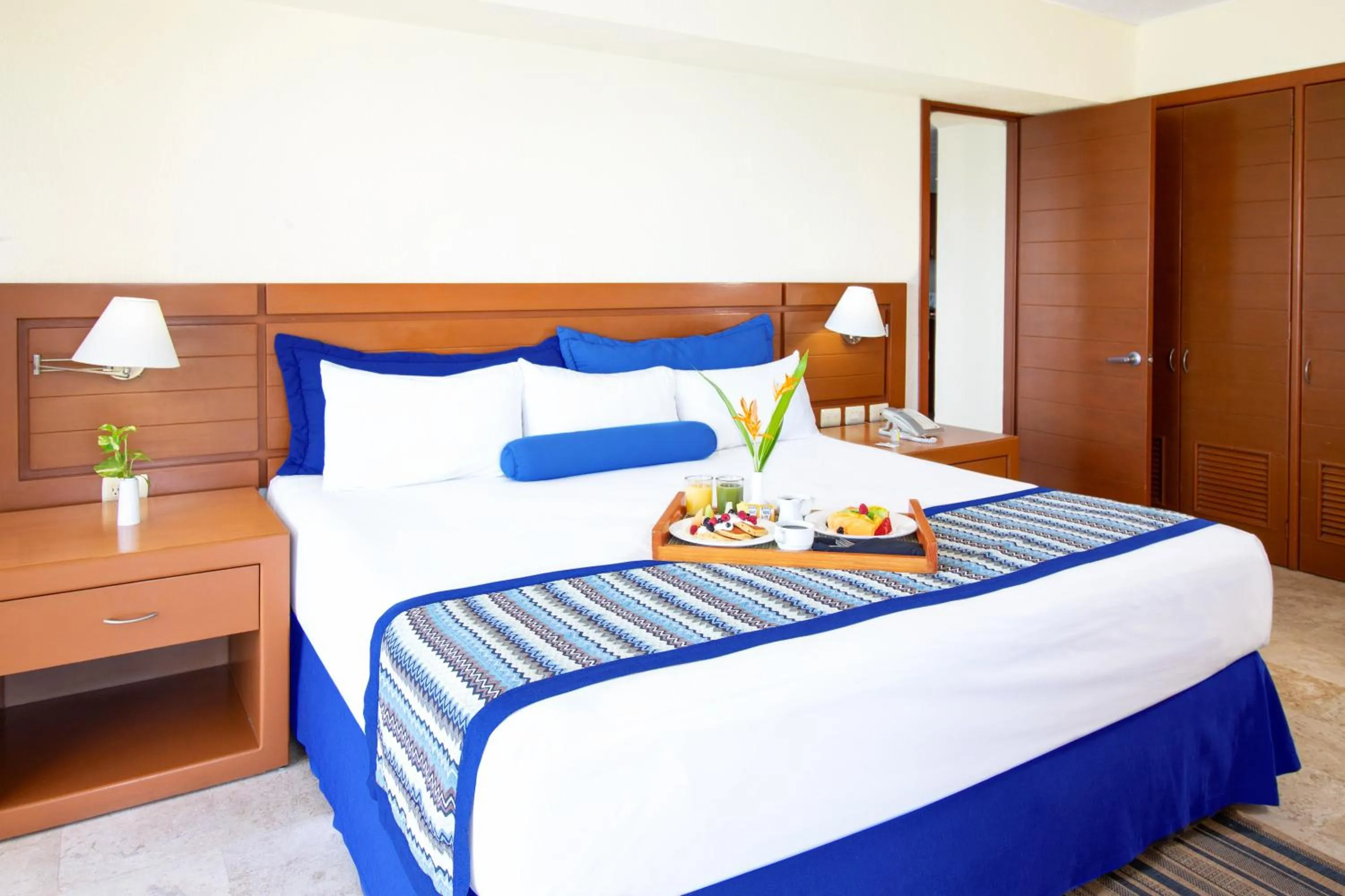 Landmark view, Bed in Plaza Pelicanos Grand Beach Resort All Inclusive