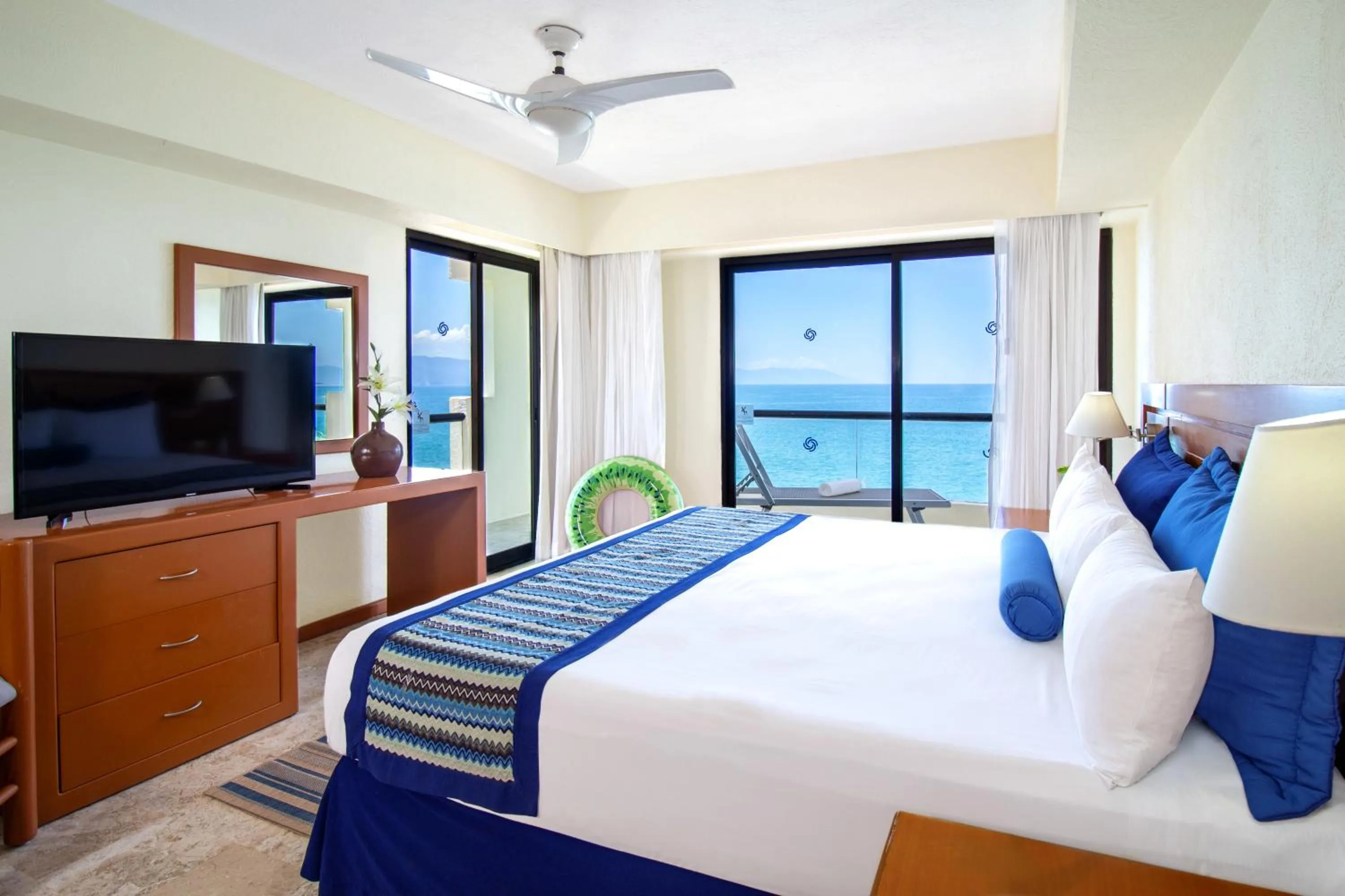 Photo of the whole room, Bed in Plaza Pelicanos Grand Beach Resort All Inclusive