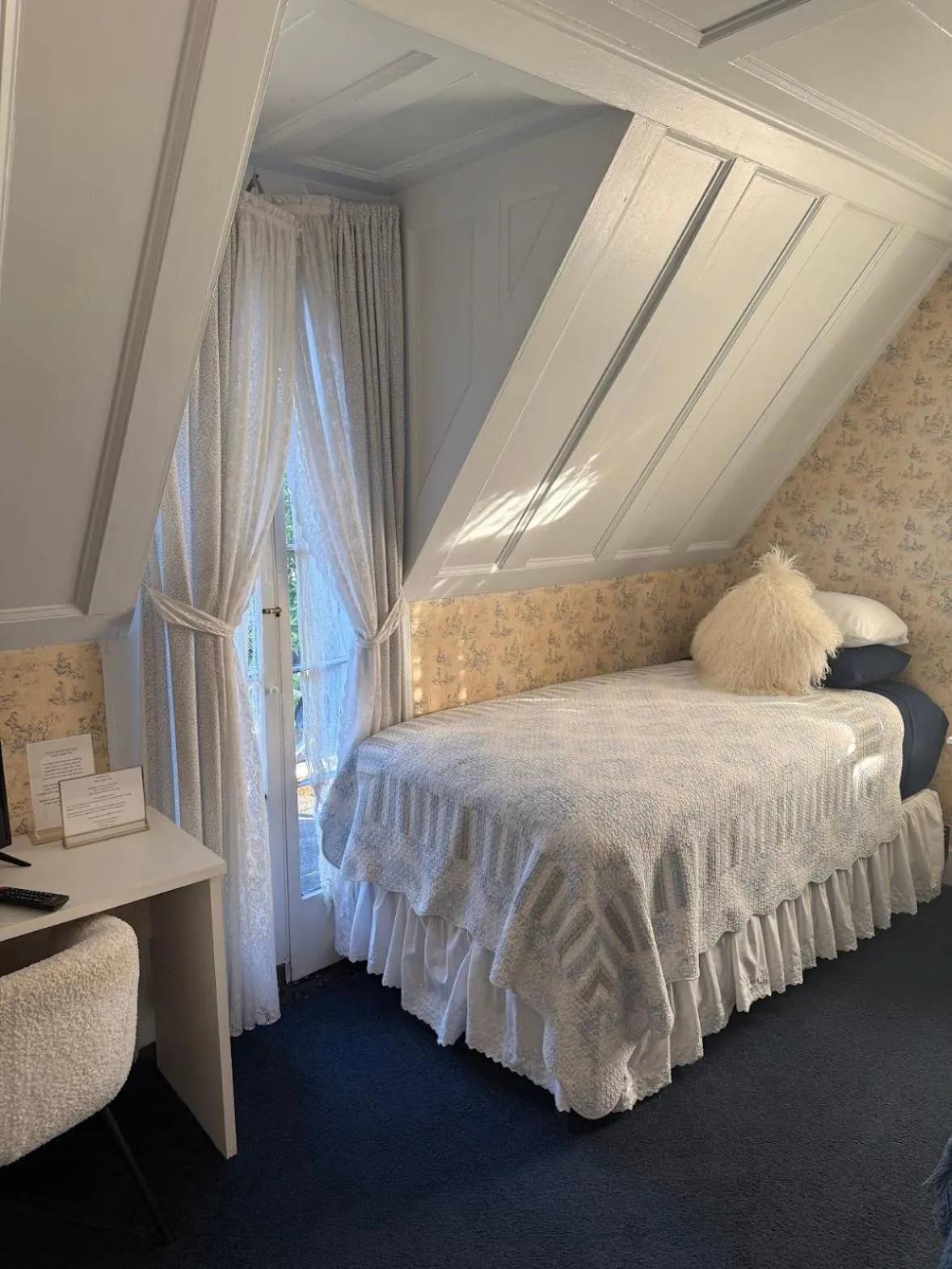 Bed in Shaw House Inn