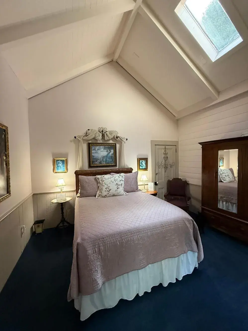 Deluxe Queen Room in Shaw House Inn Deluxe Queen Room in Shaw House Inn