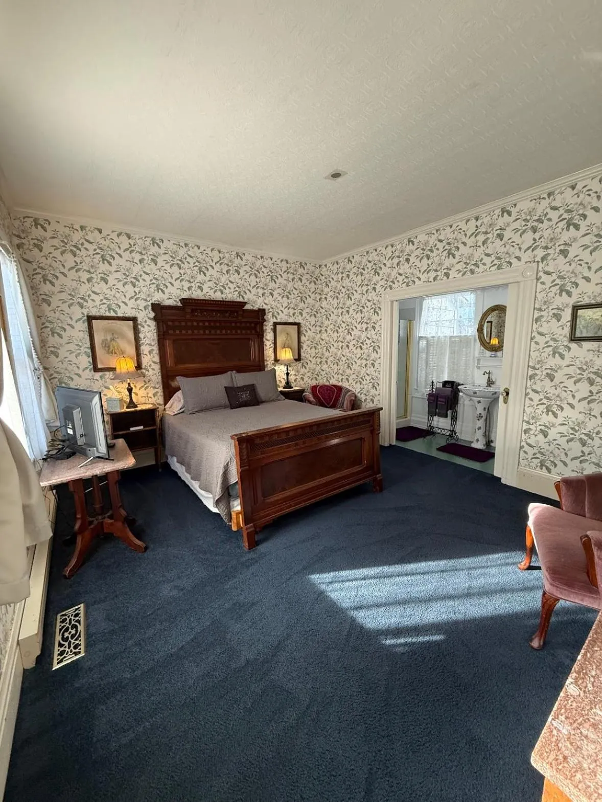 Bed in Shaw House Inn