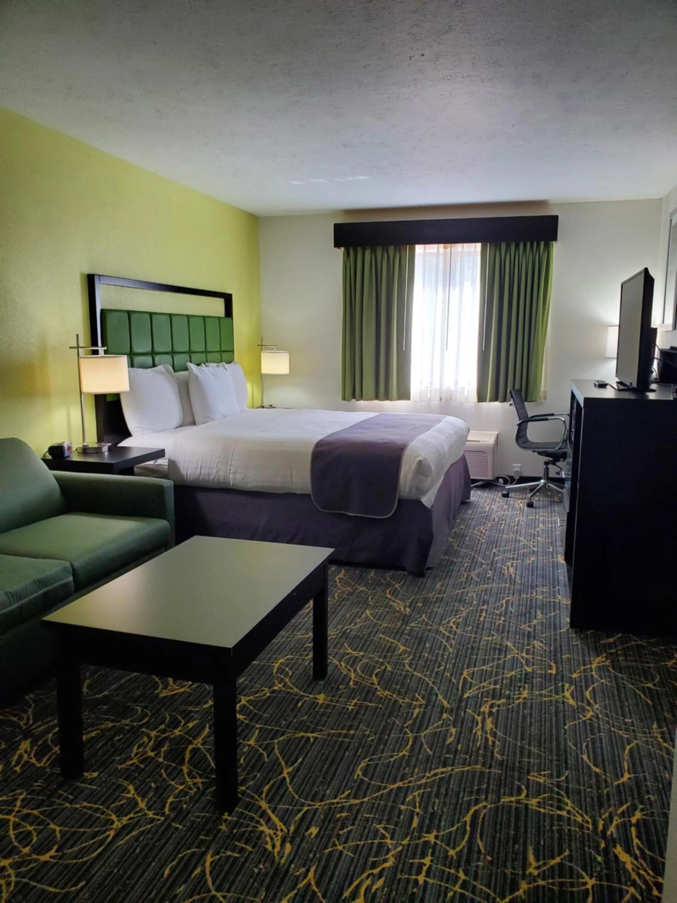 Bedroom, Bed in AmericInn and Suites by Wyndham Delafield-Waukesha-Milwaukee