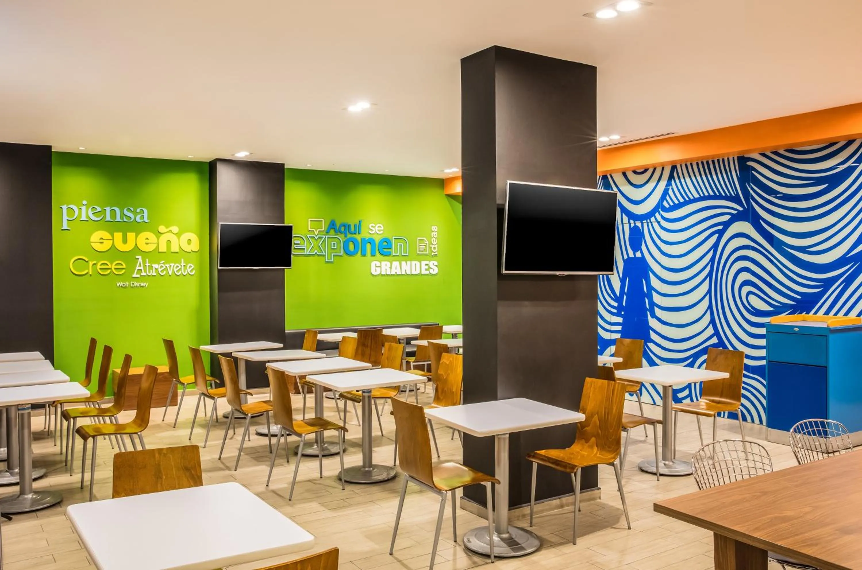 Restaurant/places to eat in One Monterrey Aeropuerto