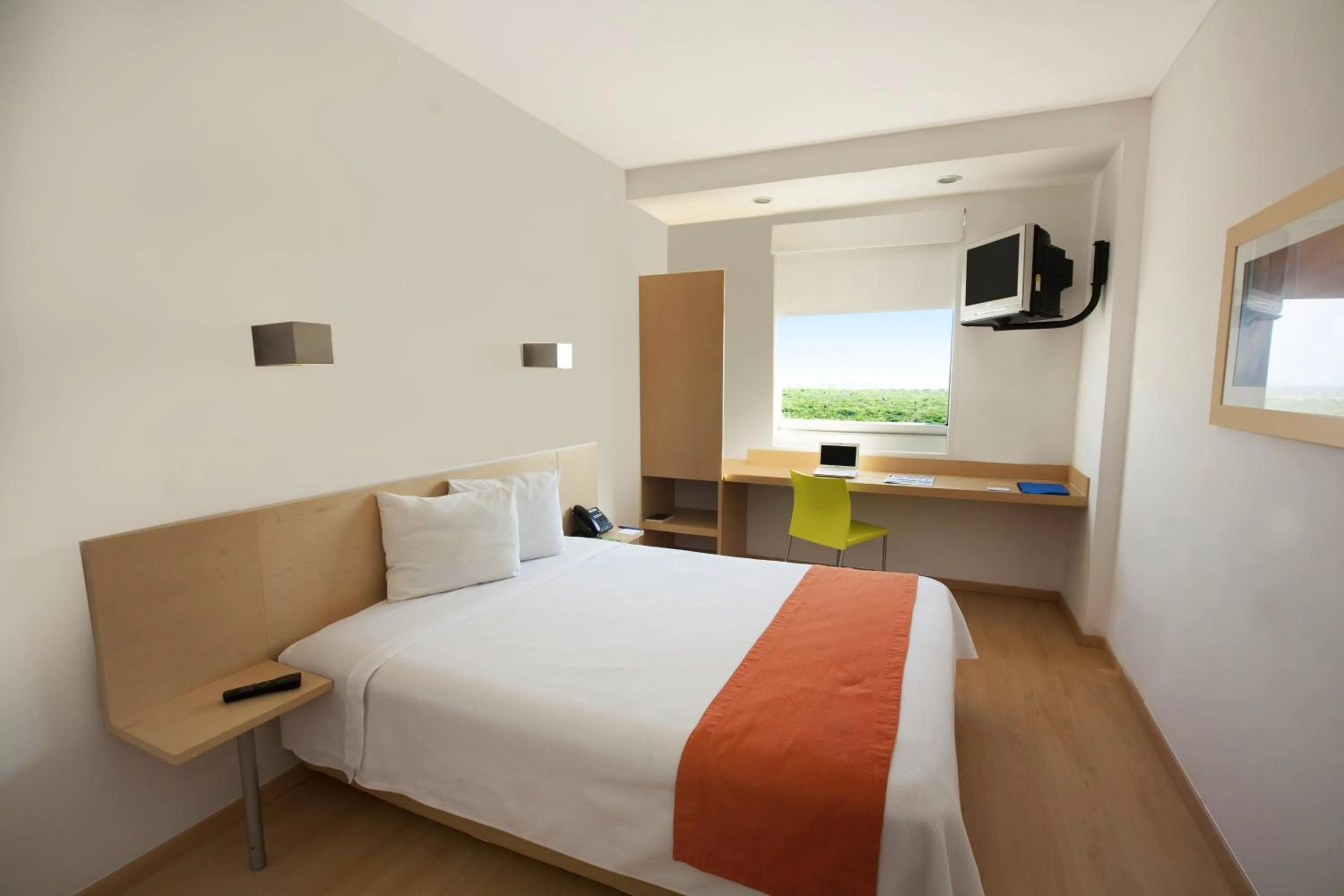 Photo of the whole room, Bed in One Monterrey Aeropuerto