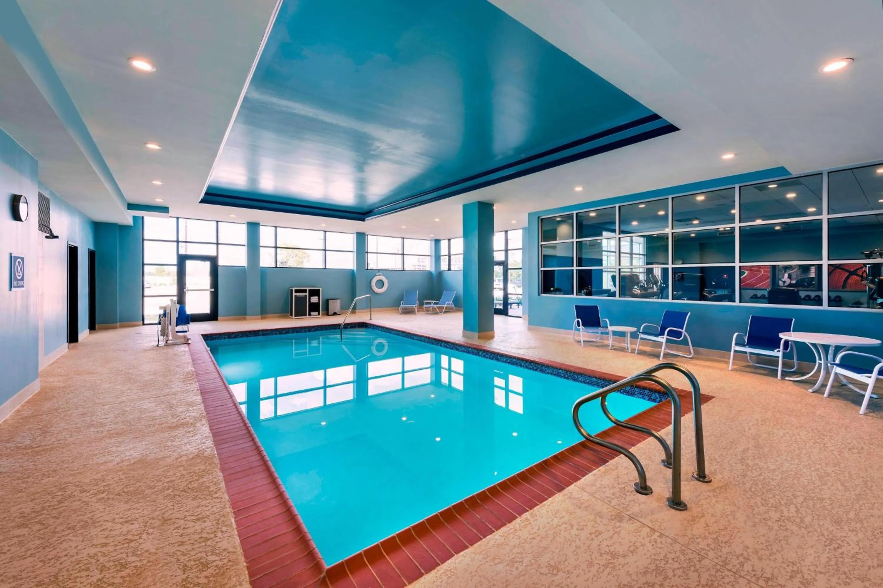Swimming pool in Four Points By Sheraton Houston Energy Corridor