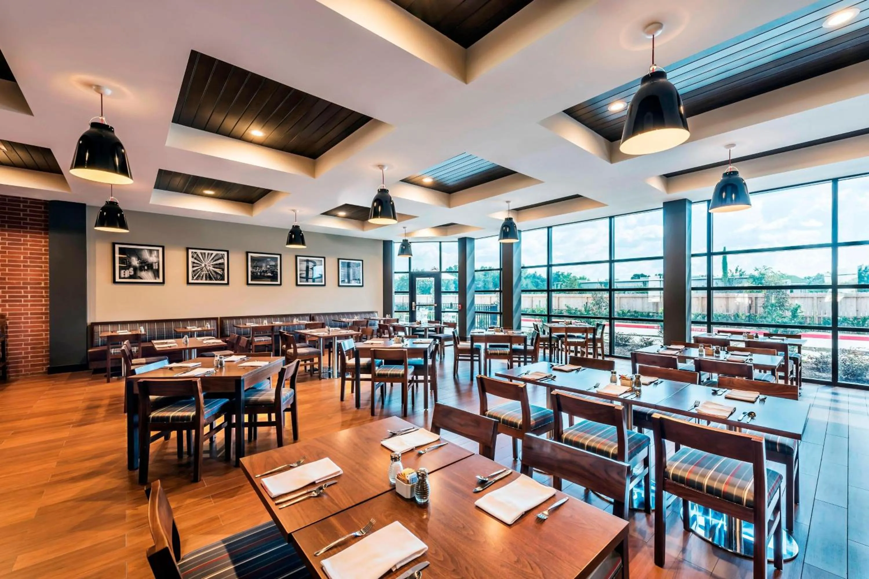 Restaurant/places to eat in Four Points By Sheraton Houston Energy Corridor