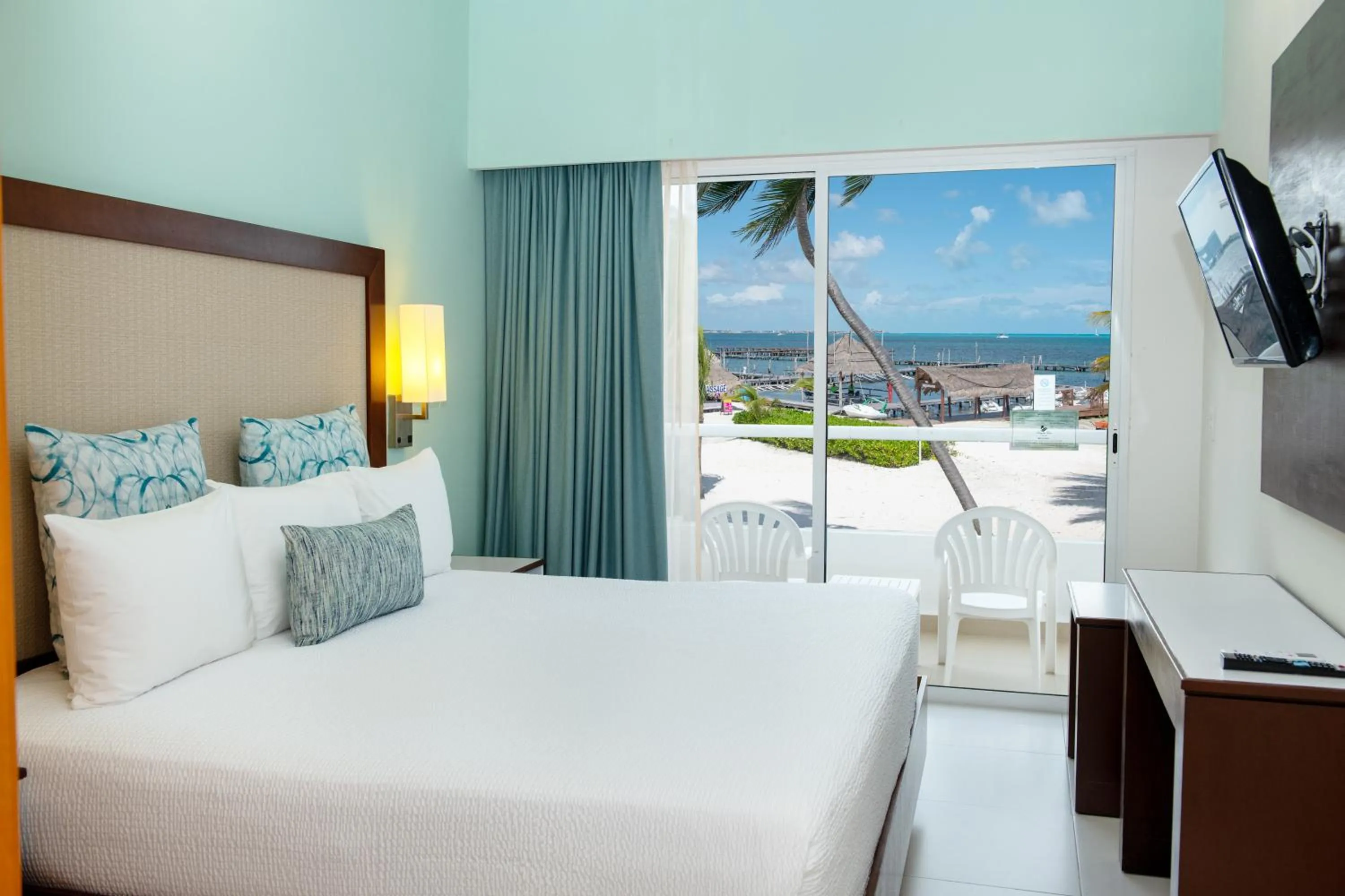 Bedroom, Bed in Cancun Bay All Inclusive Hotel