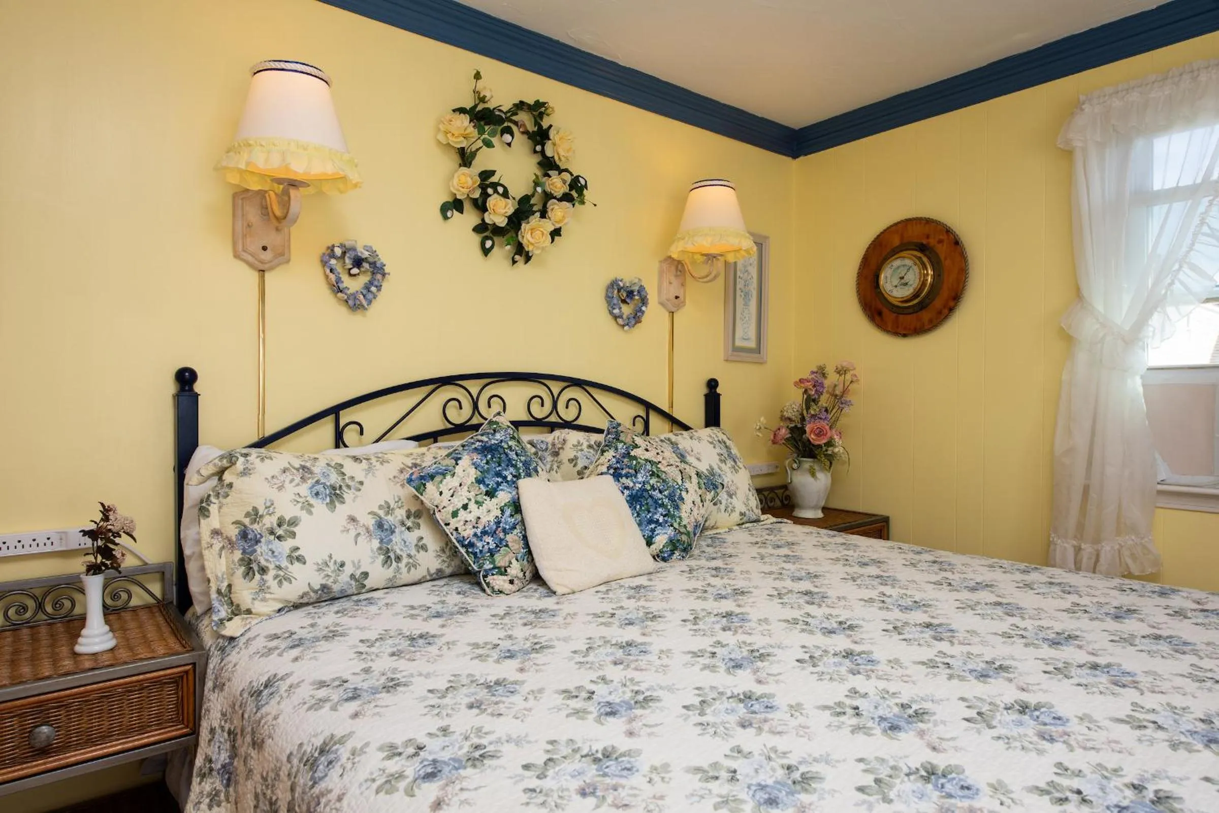 Bed in A Cape Cod Ocean Manor Inn