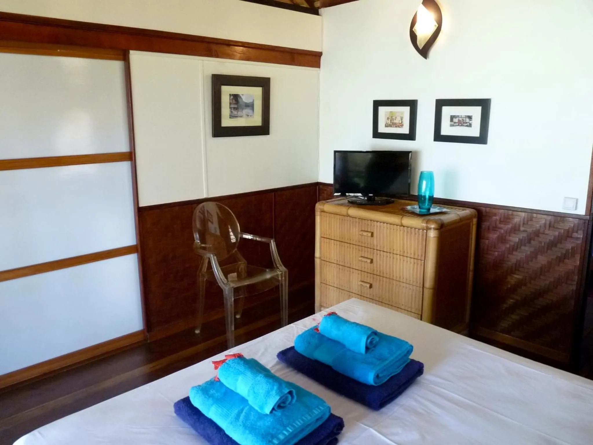Photo of the whole room, Bed in Poerani Moorea