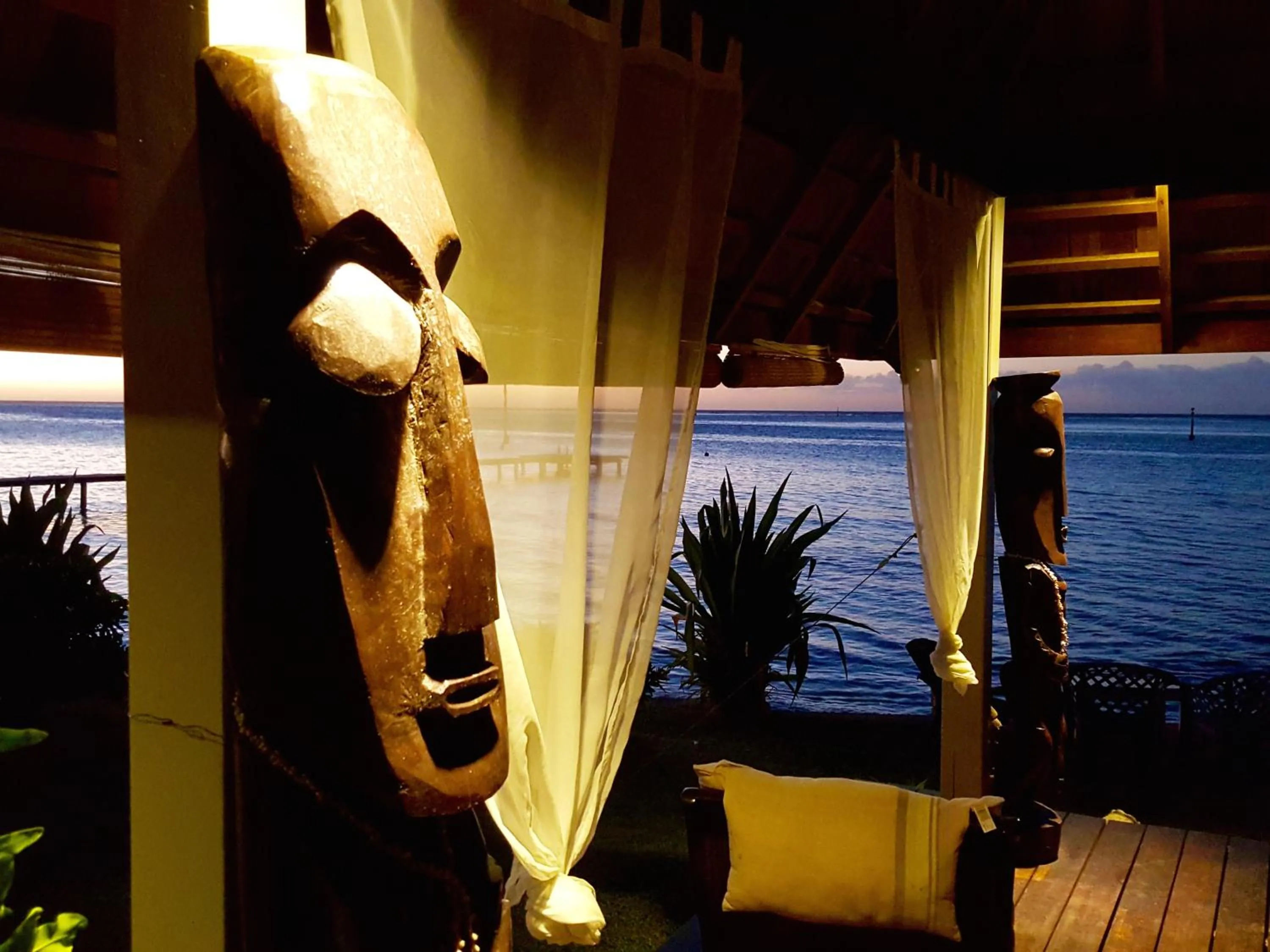 Communal lounge/ TV room in Poerani Moorea