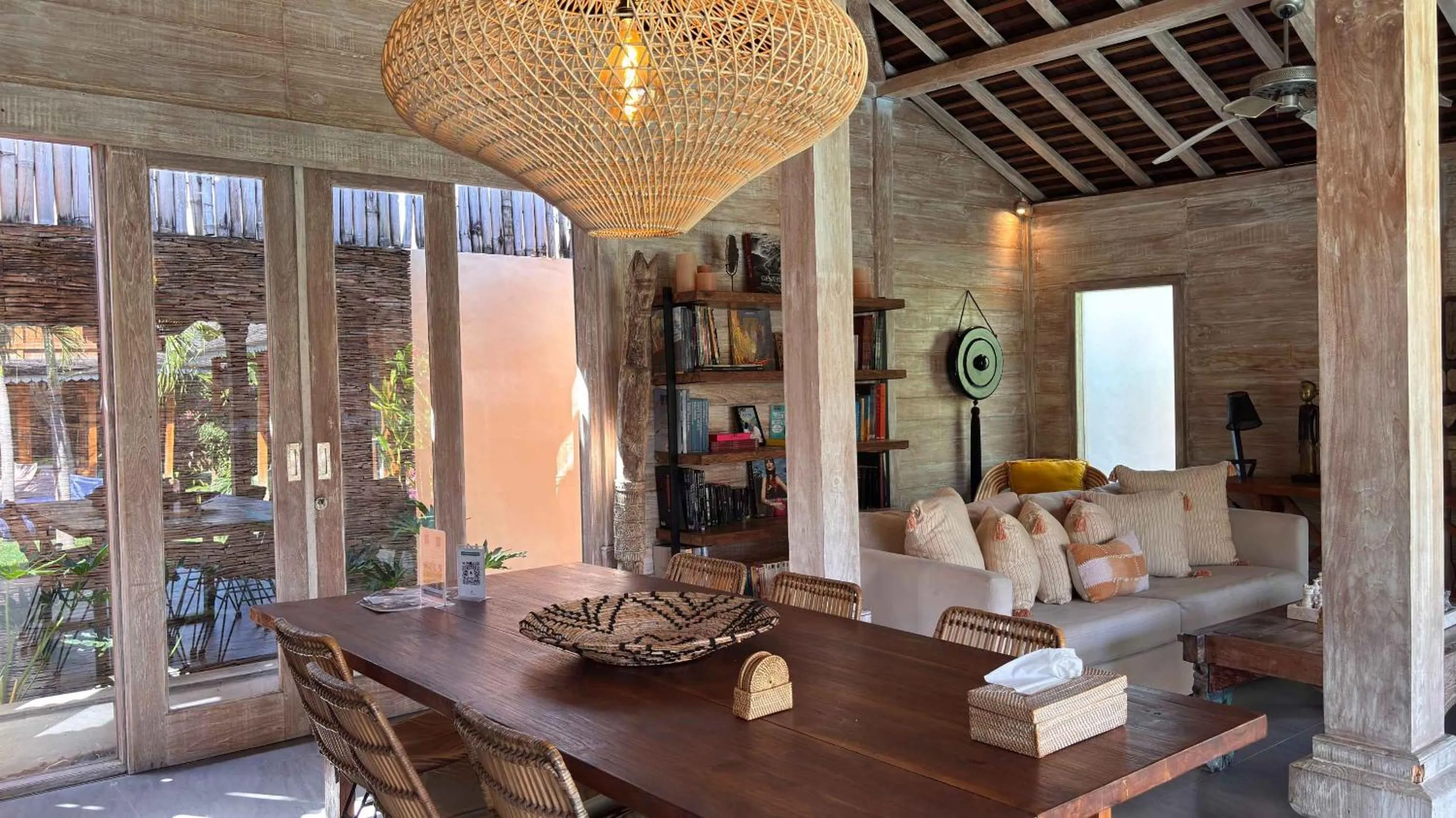 Living room in Villa Du Bah - Cozy Tropical 3BR Villa 12min To Beach