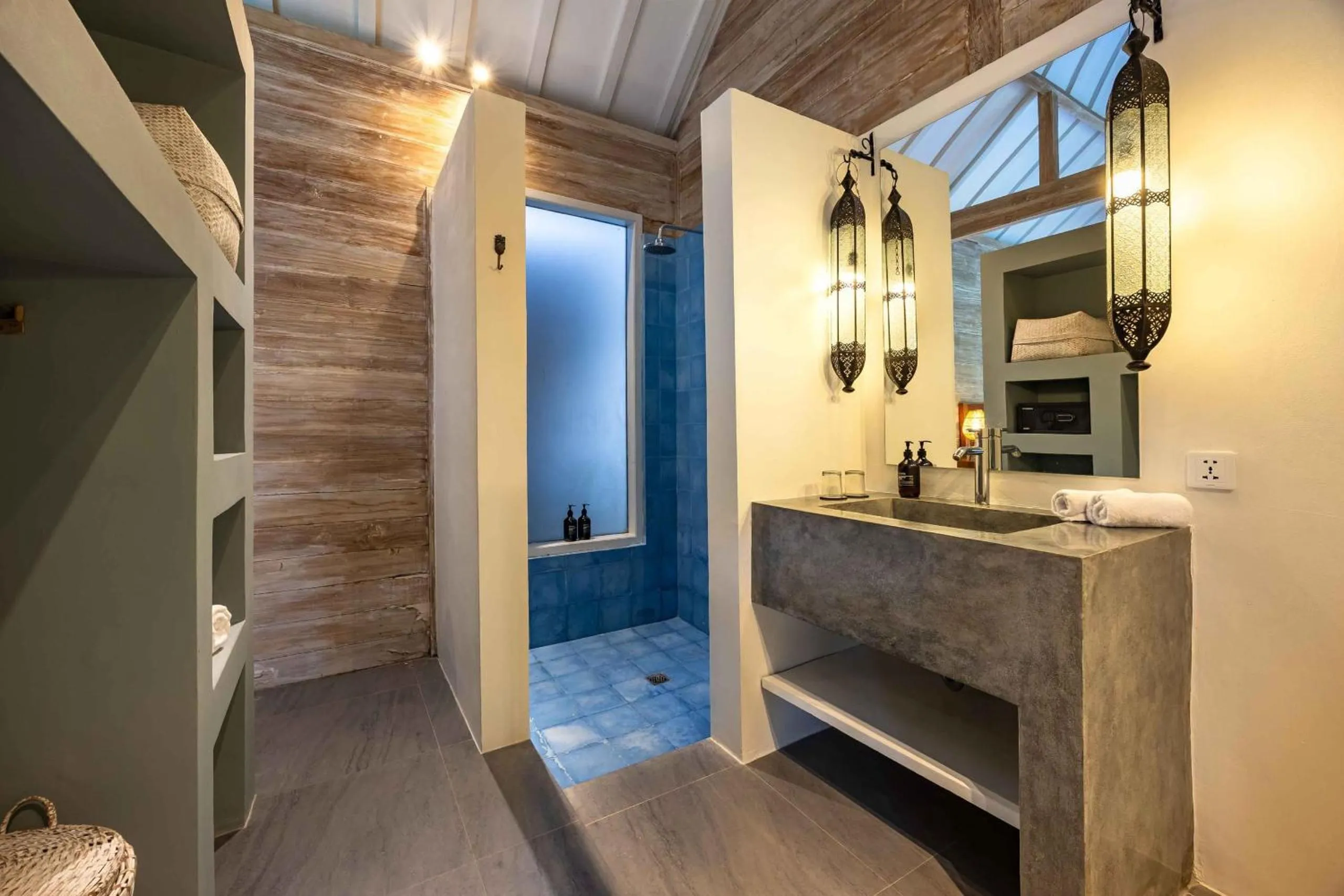 Bathroom in Villa Du Bah - Cozy Tropical 3BR Villa 12min To Beach