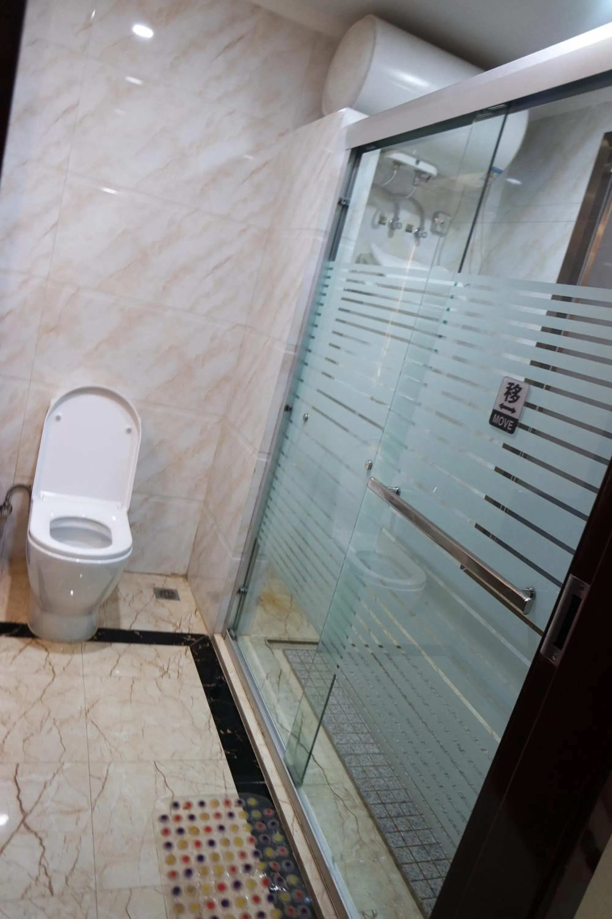 Shower in Kololo Courts Hotel and Restaurant Kampala