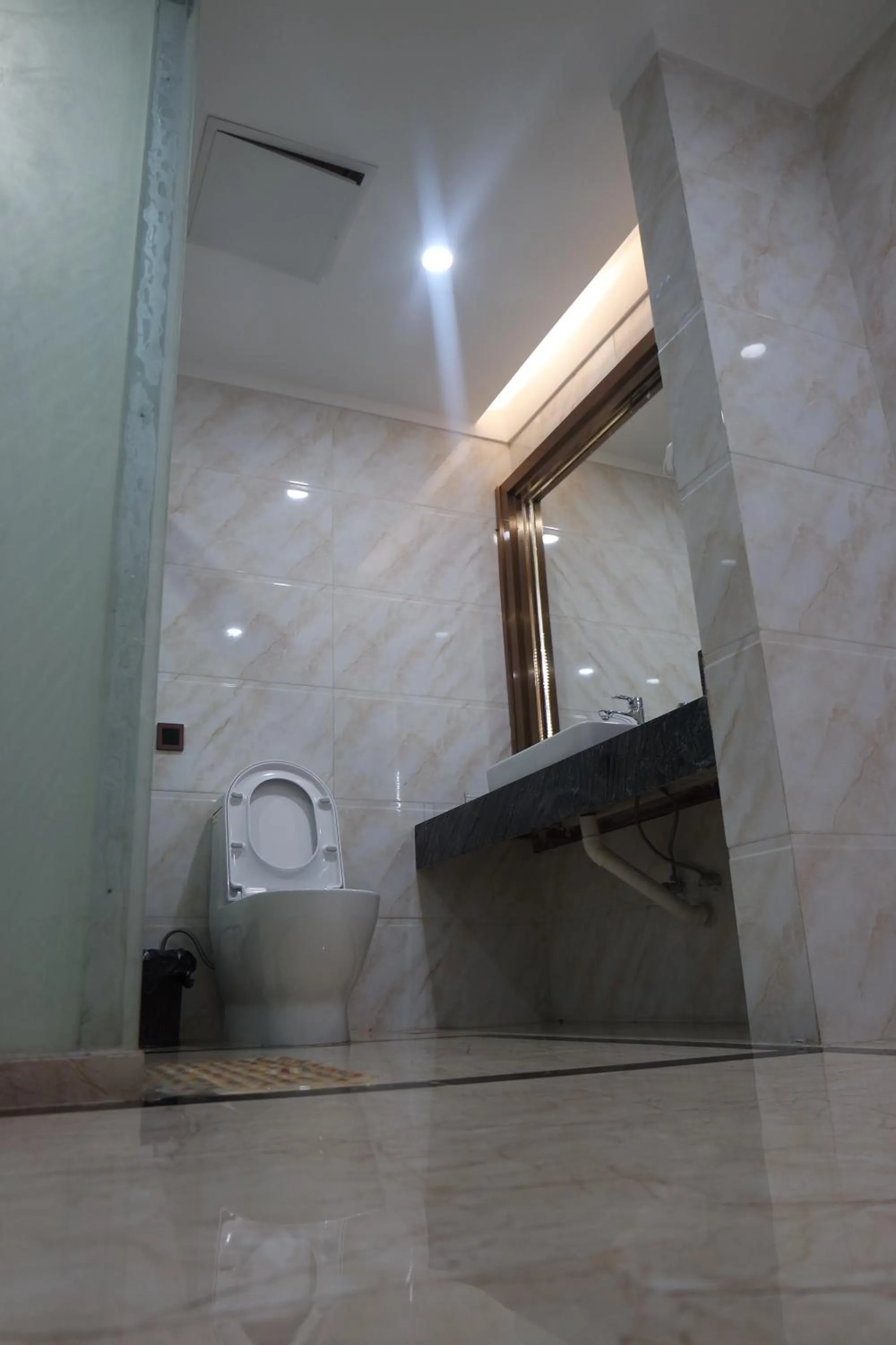 Shower in Kololo Courts Hotel and Restaurant Kampala